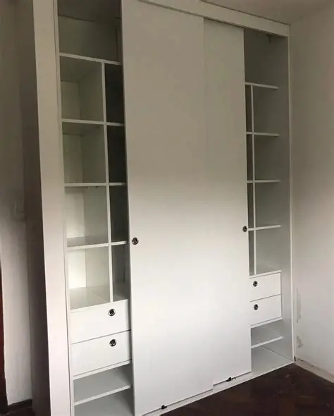 placard blanco con puertas corredizas