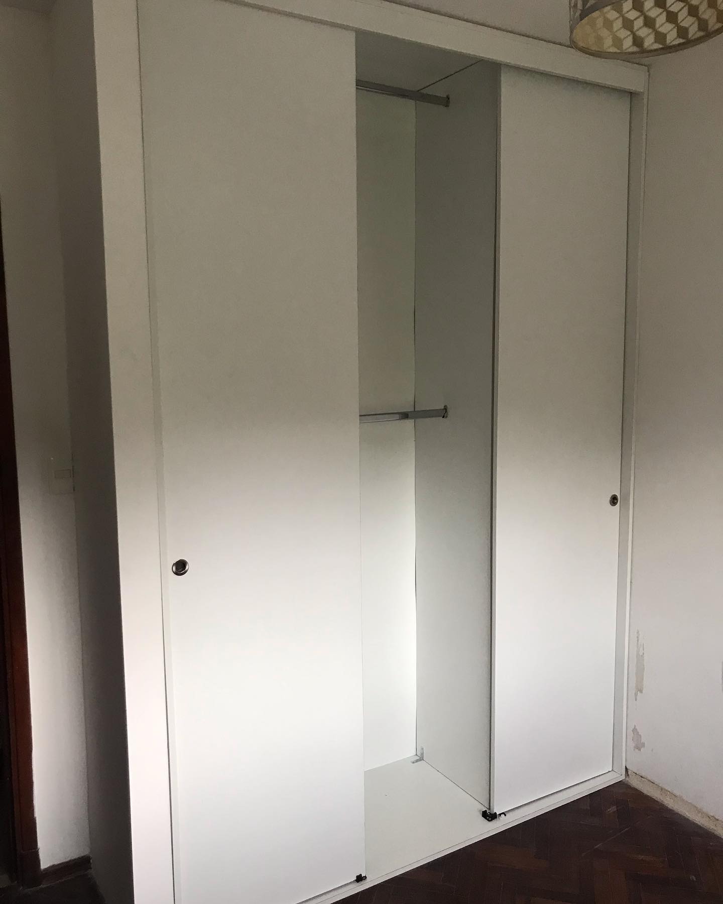 placard blanco con puertas corredizas