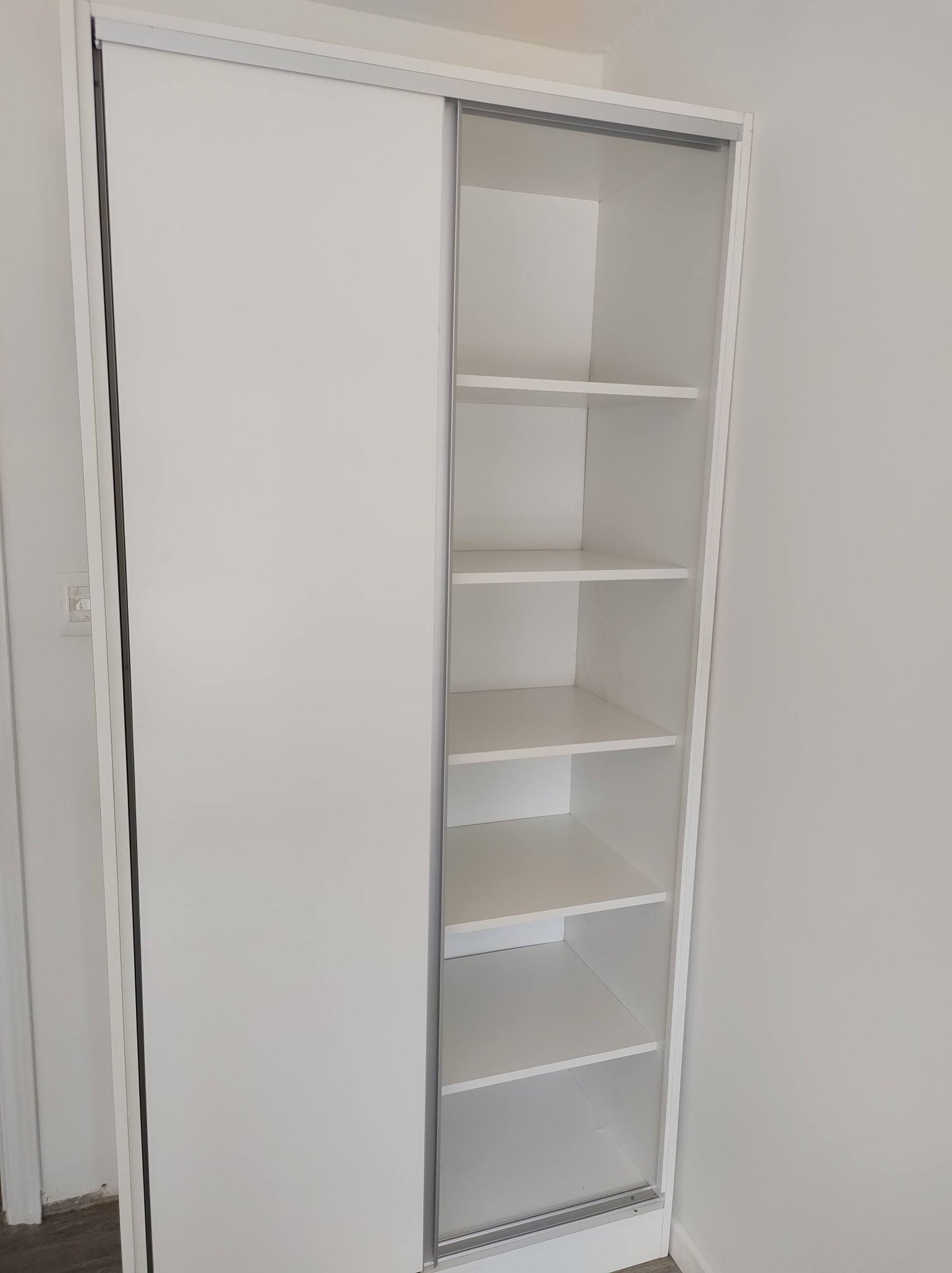 Placard Blanco con Puertas Corredizas