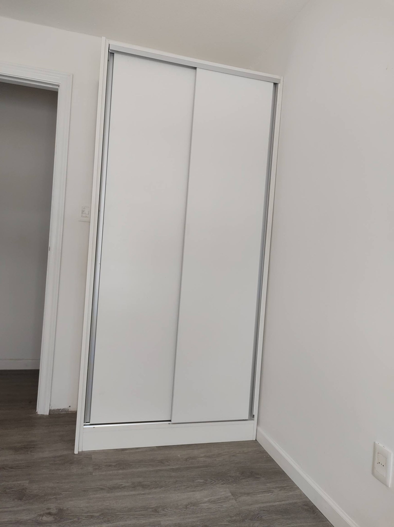 Placard Blanco con Puertas Corredizas