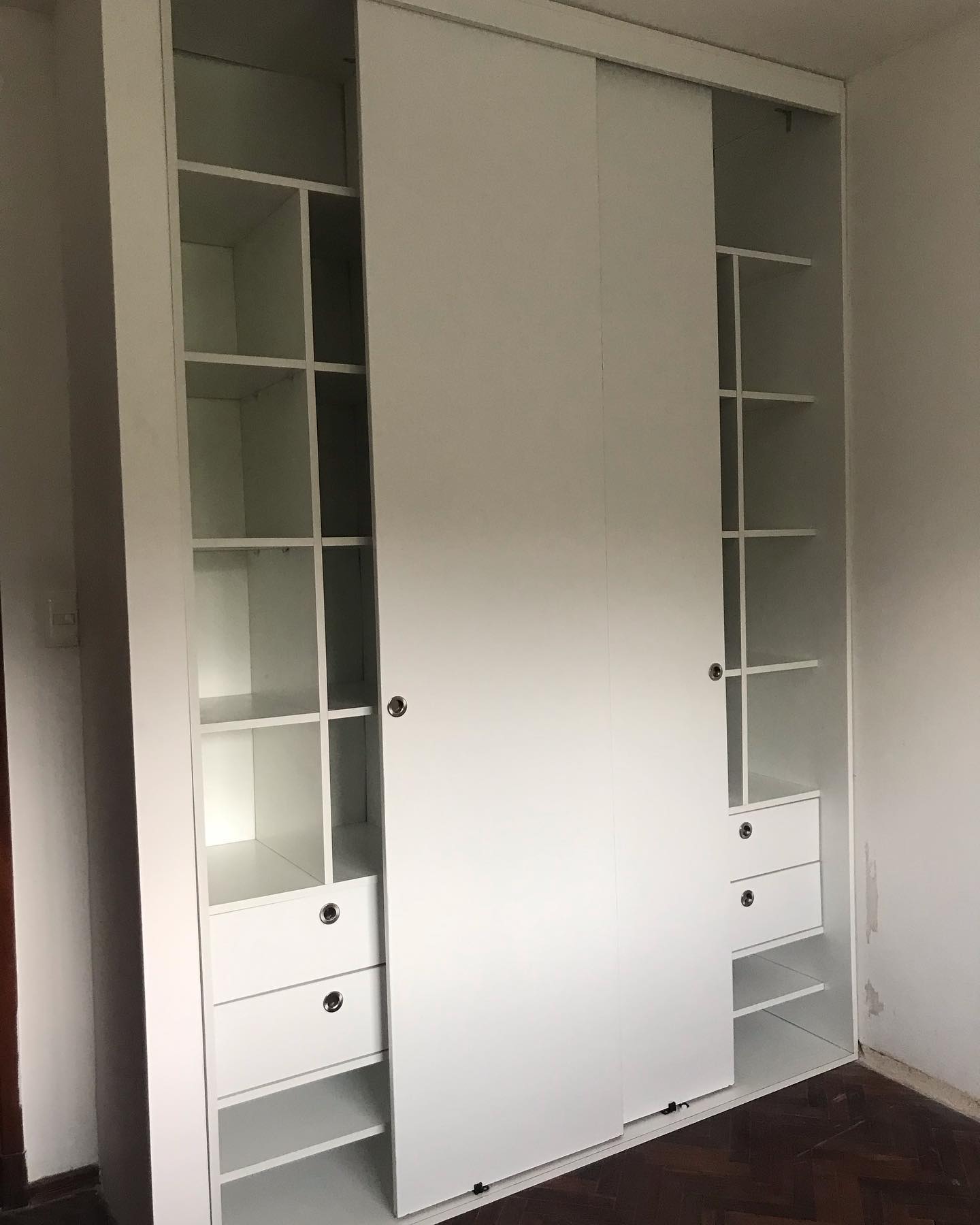 placard blanco con puertas corredizas