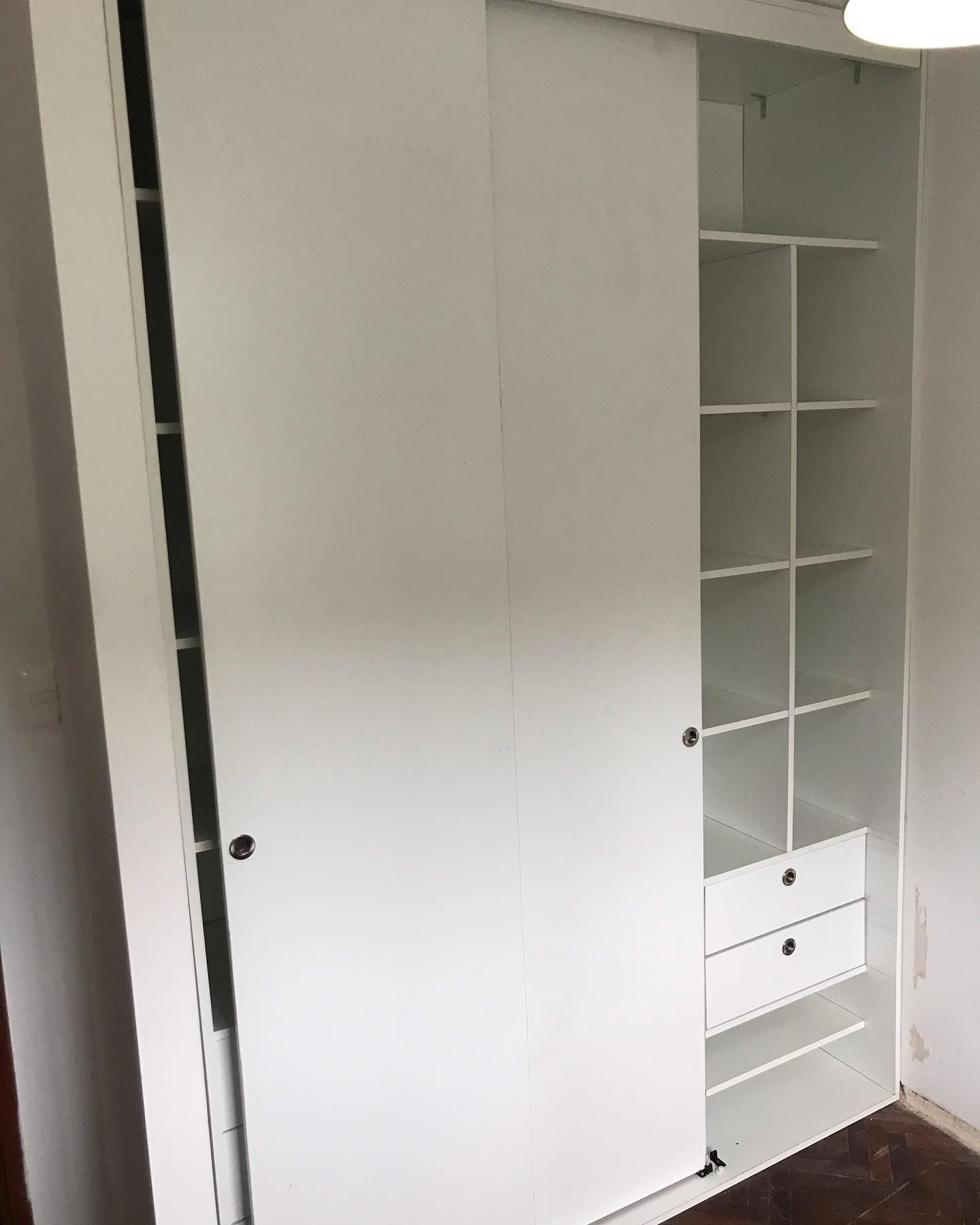 placard blanco con puertas corredizas