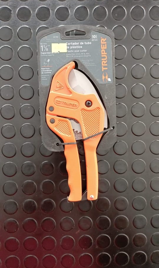 Cortador de tubos de plástico Truper