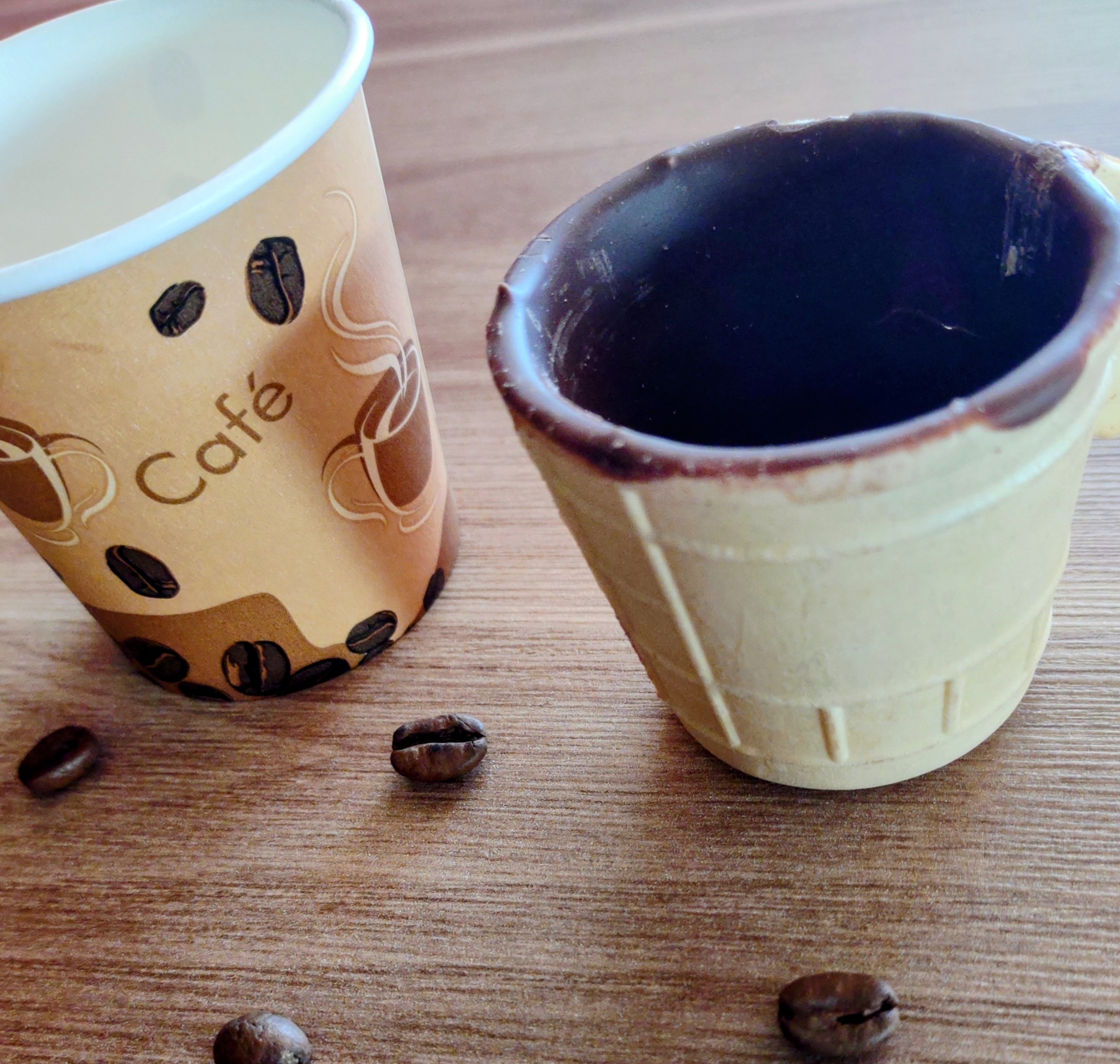 Café e Copo comestível de chocolate