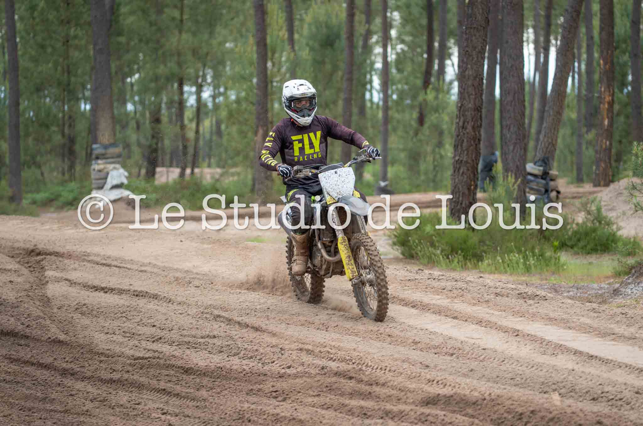 Moto noir et jaune