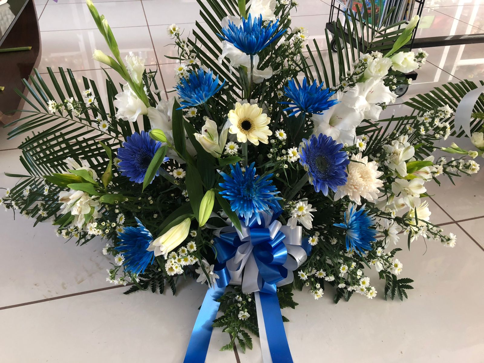 Arreglo Floral de Luto Azul y Blanco