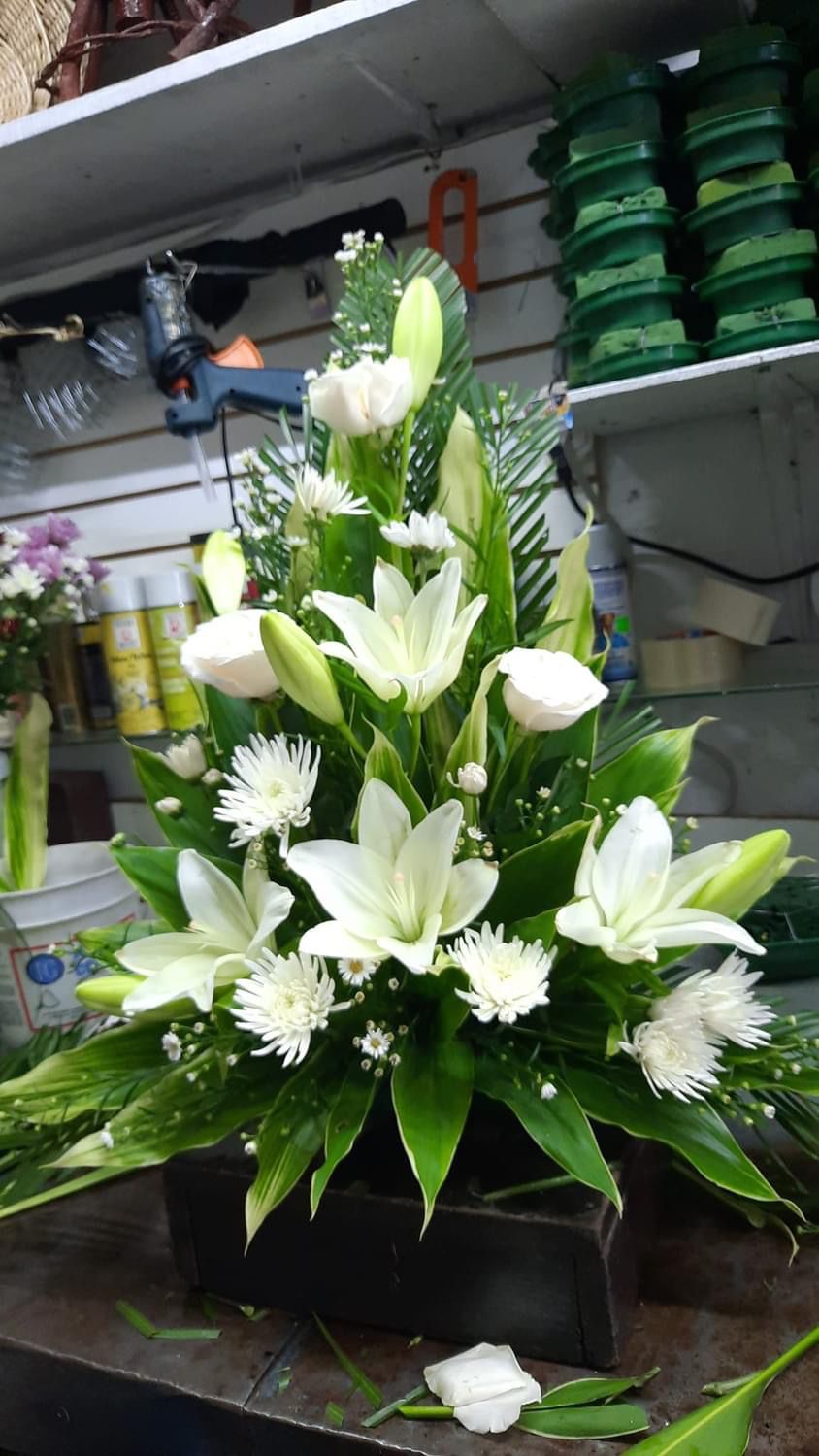 Arreglo floral de lirios blancos