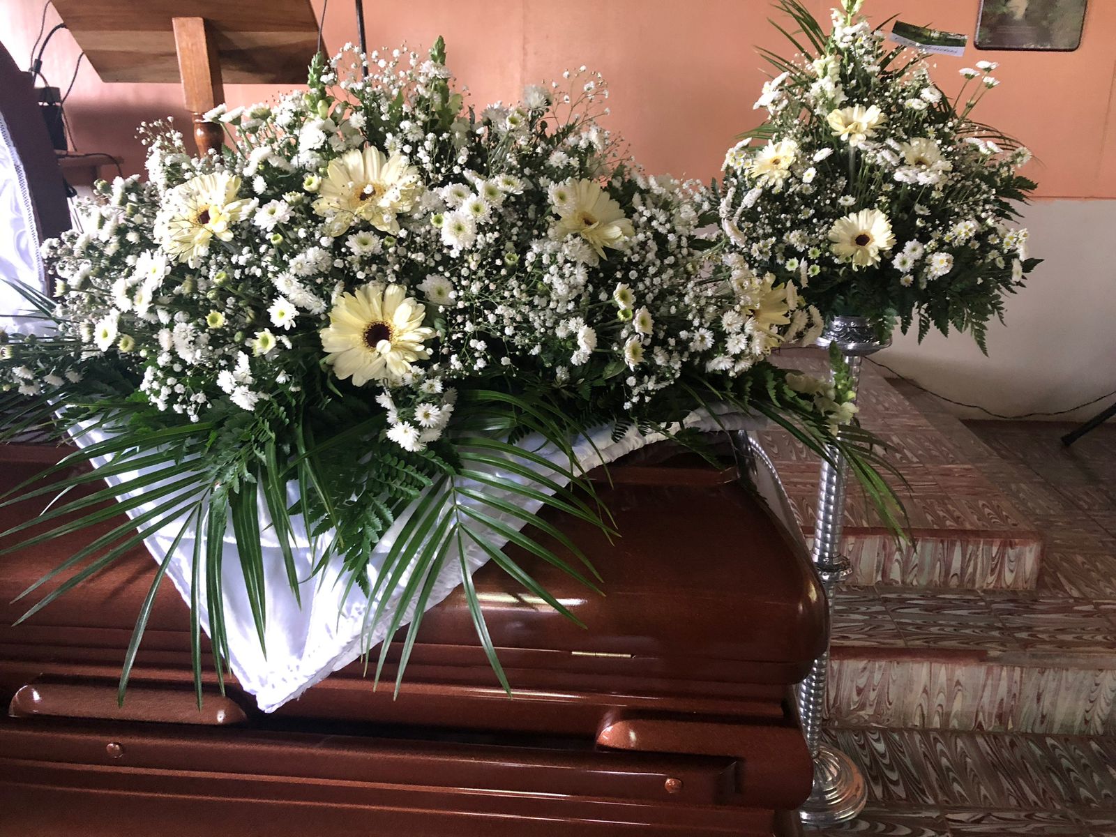Corona funeraria de flores blancas