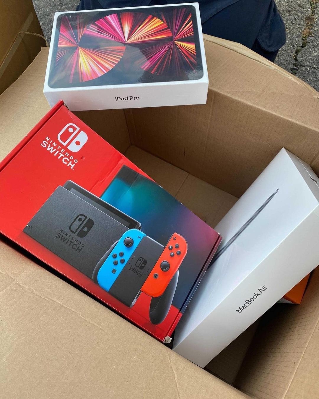 Tech Bundle: MacBook Air, iPad Pro & Nintendo Switch