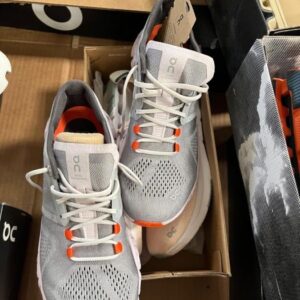 On Cloudflow Running Shoes Pallets