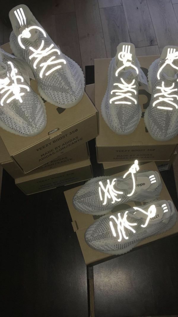 Yeezy Boost 350 V2 Sneakers Pallets