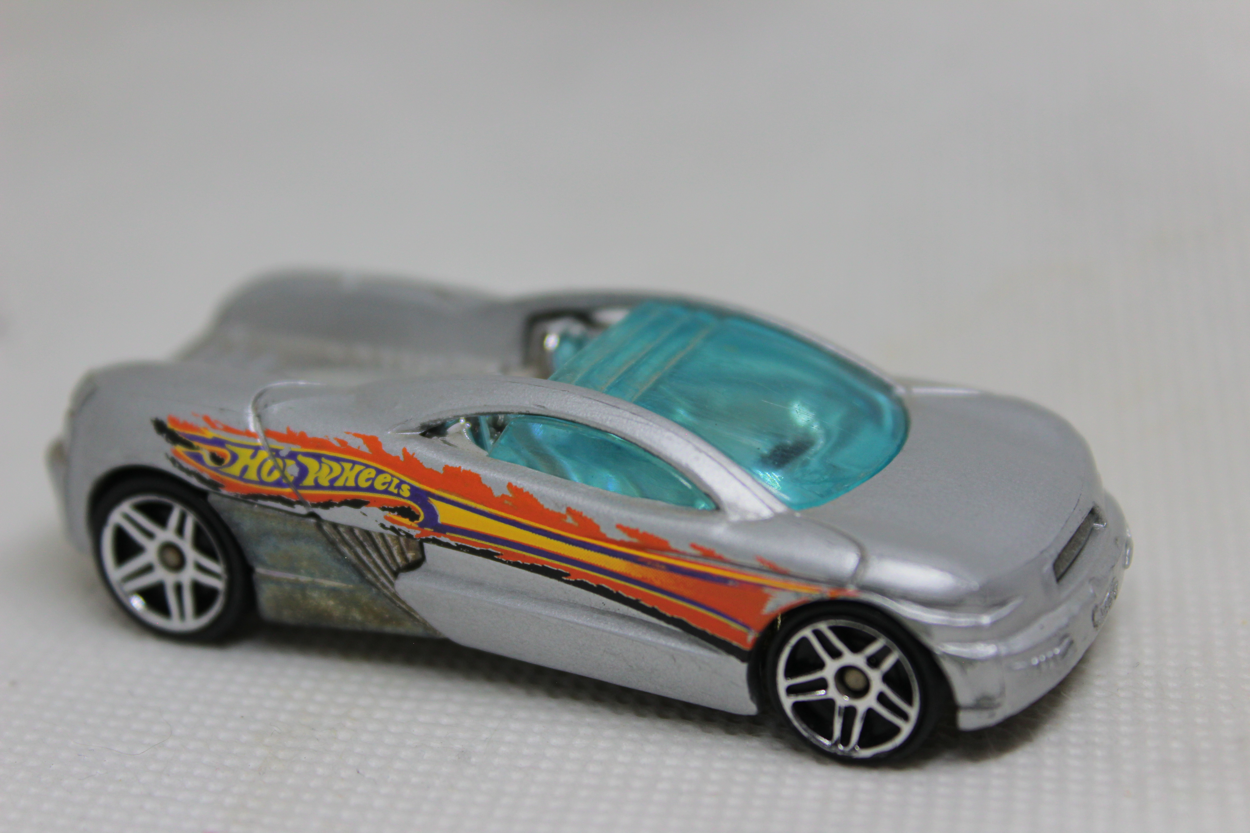 Auto Hot Wheels Plateado