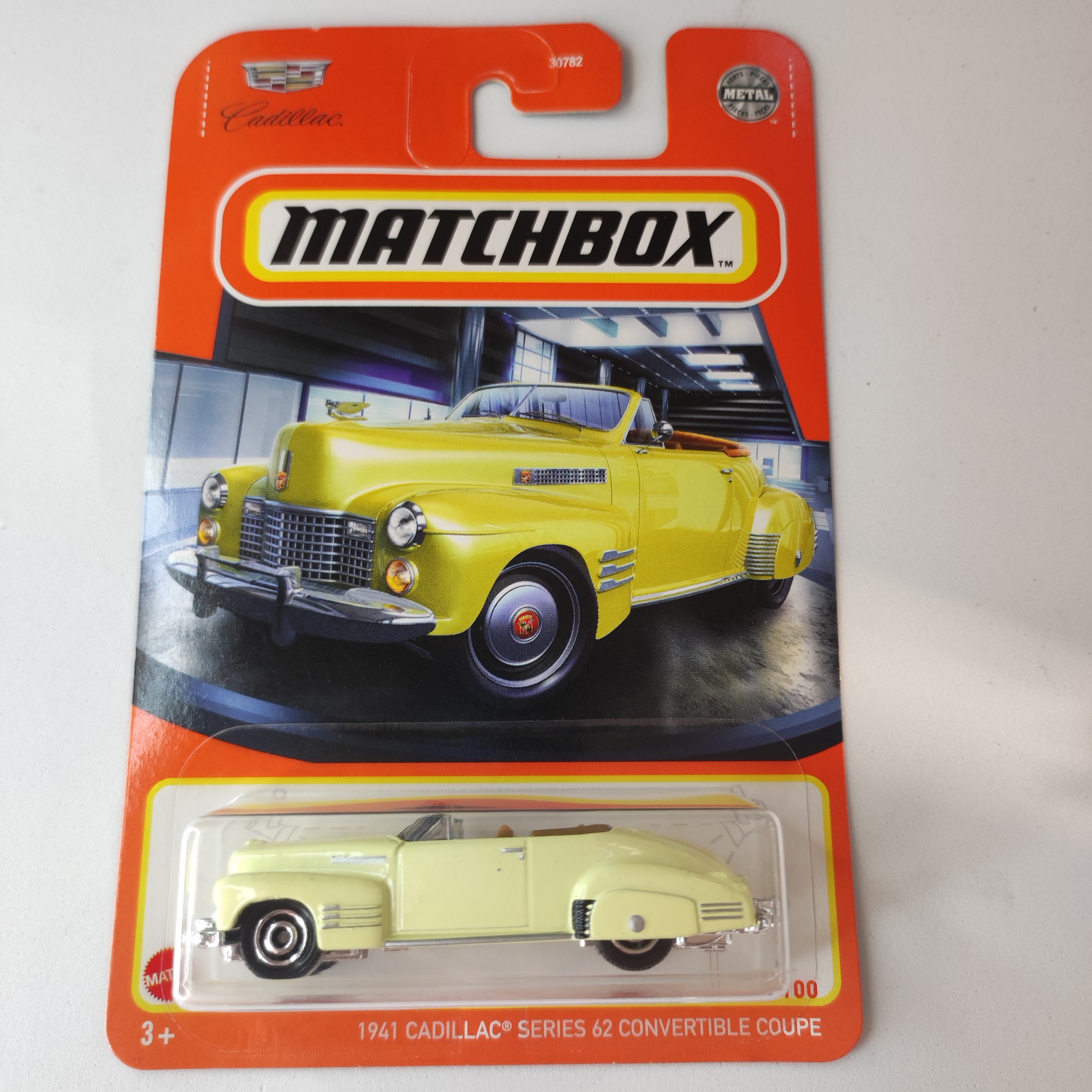 1941 Cadillac Serie 62 Convertible amarillo pastel