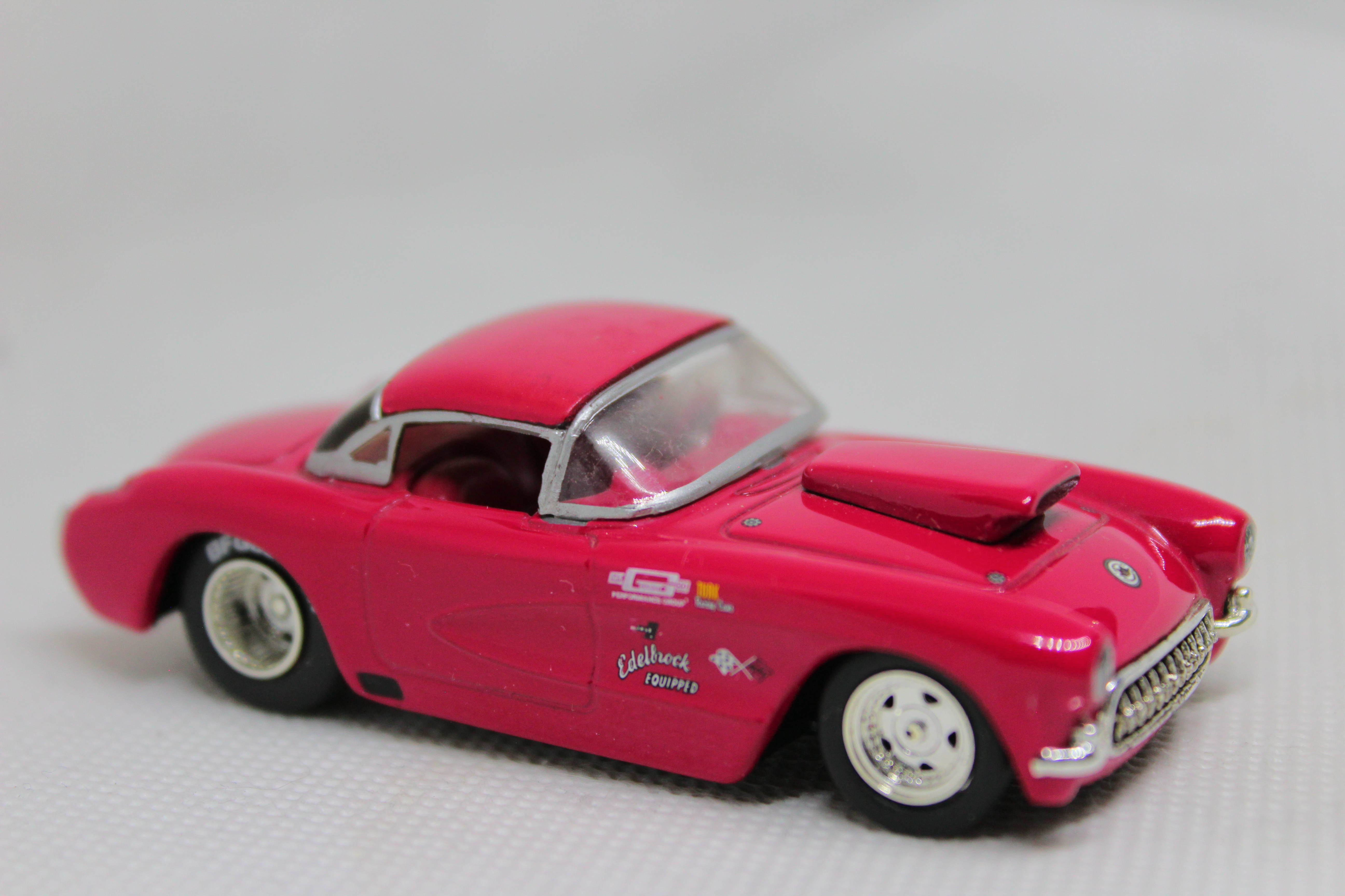 Auto a escala clásico rojo
