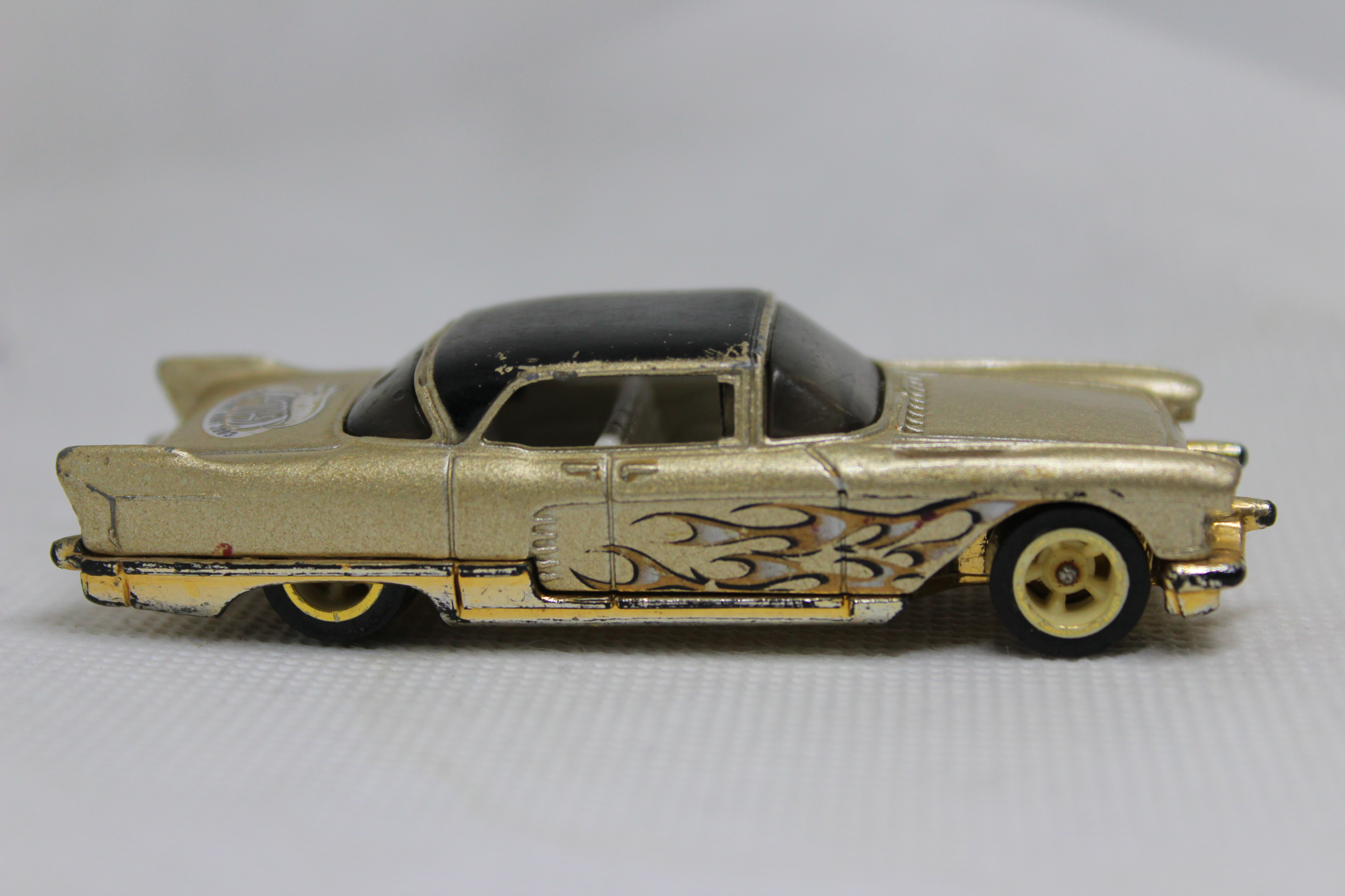 Auto de juguete clásico dorado