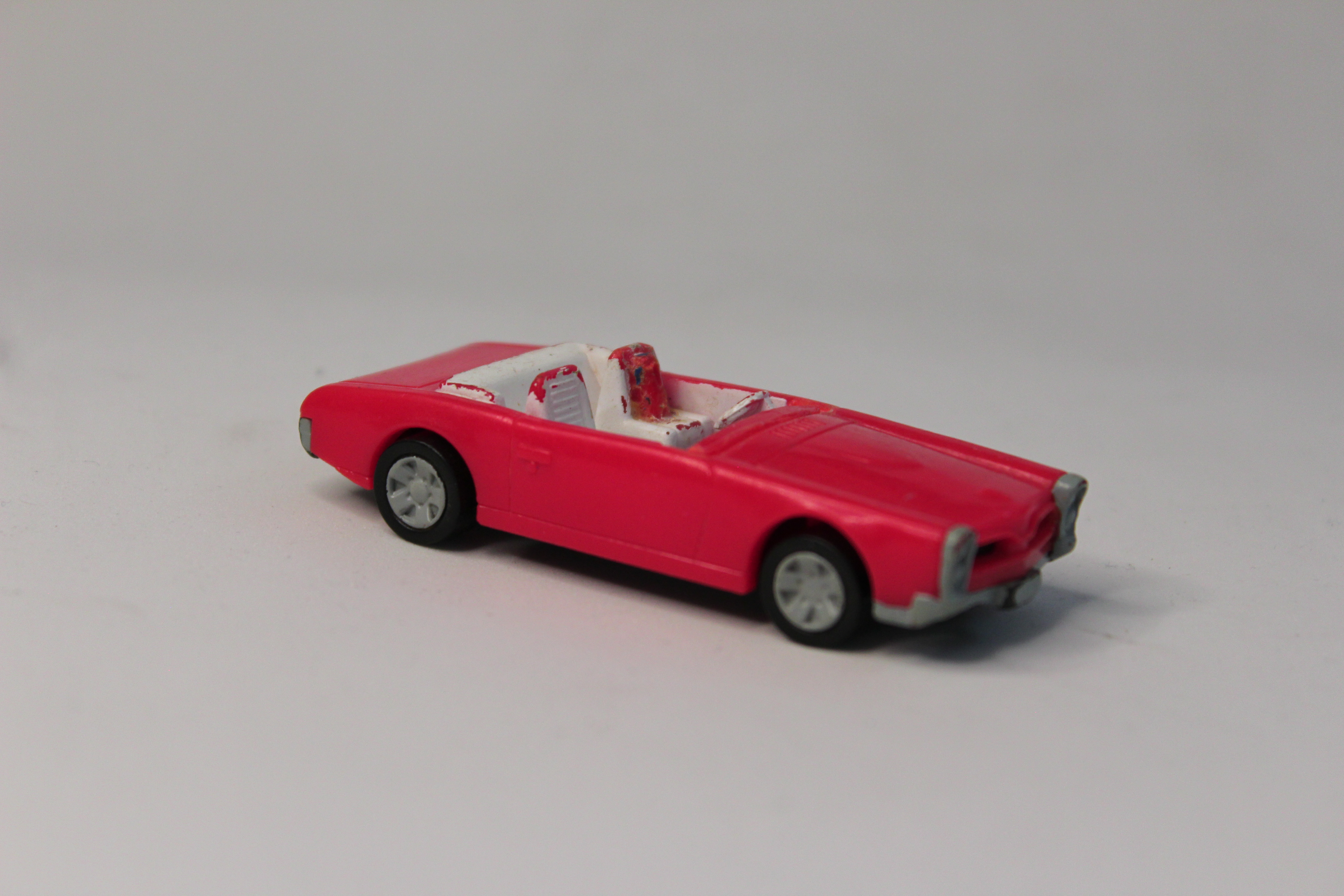 Auto de juguete clásico rojo