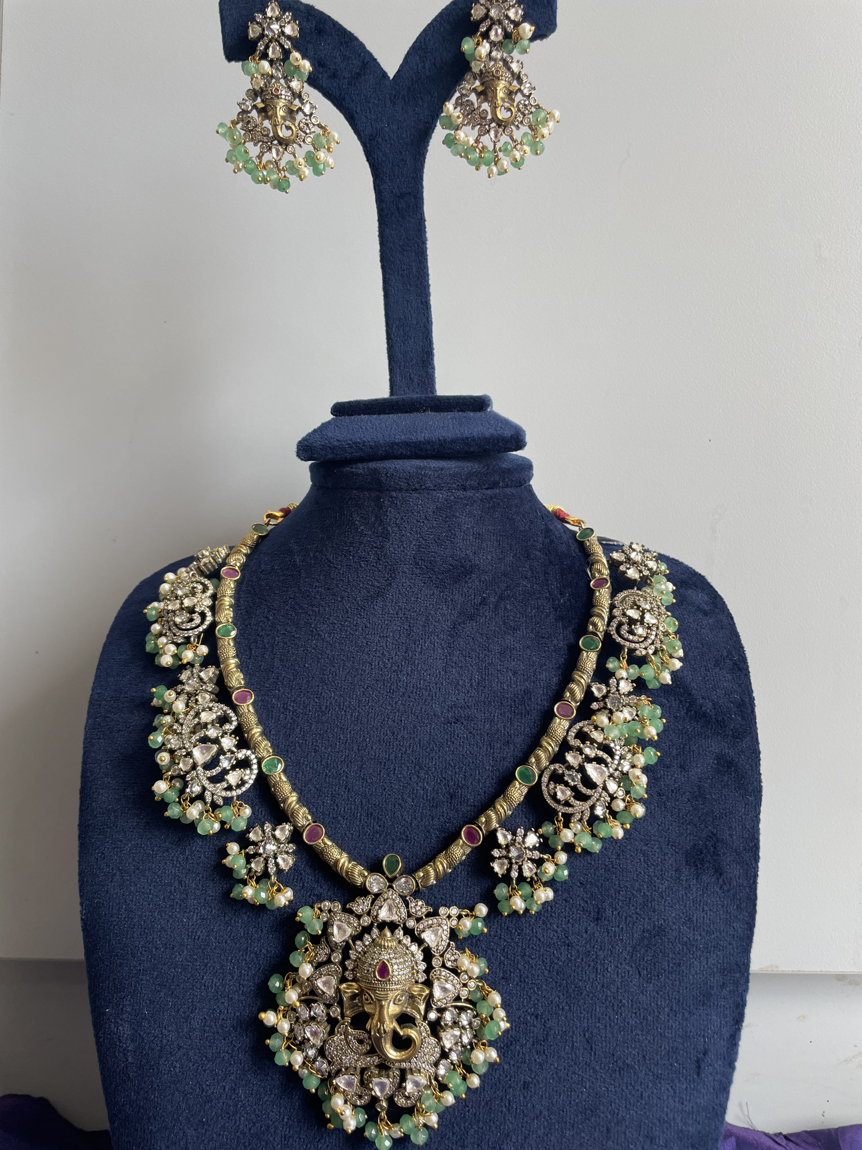 Elegant Victorian Kante set With ganesh Pendant And Earrings