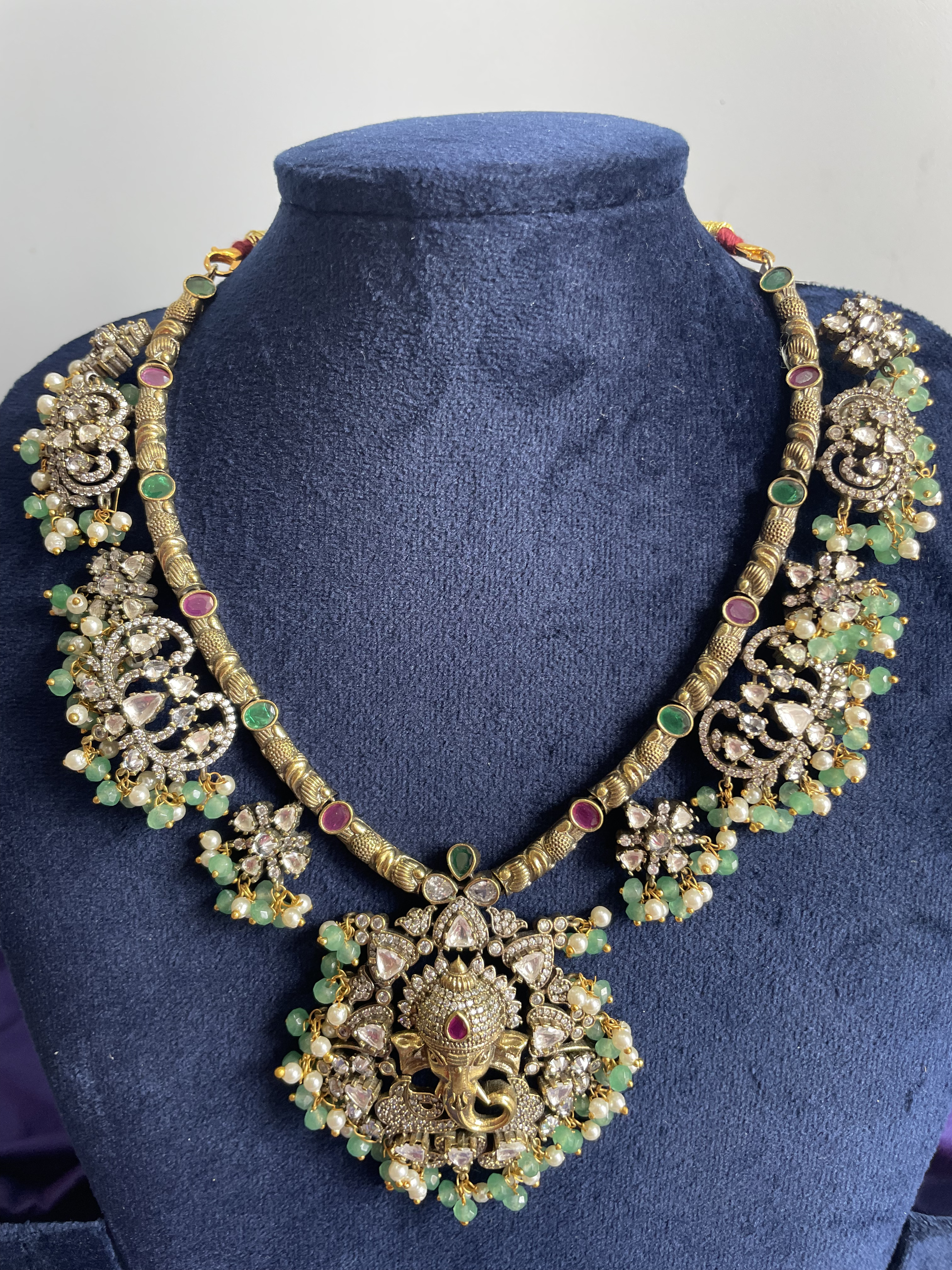Elegant Victorian Kante set With ganesh Pendant And Earrings