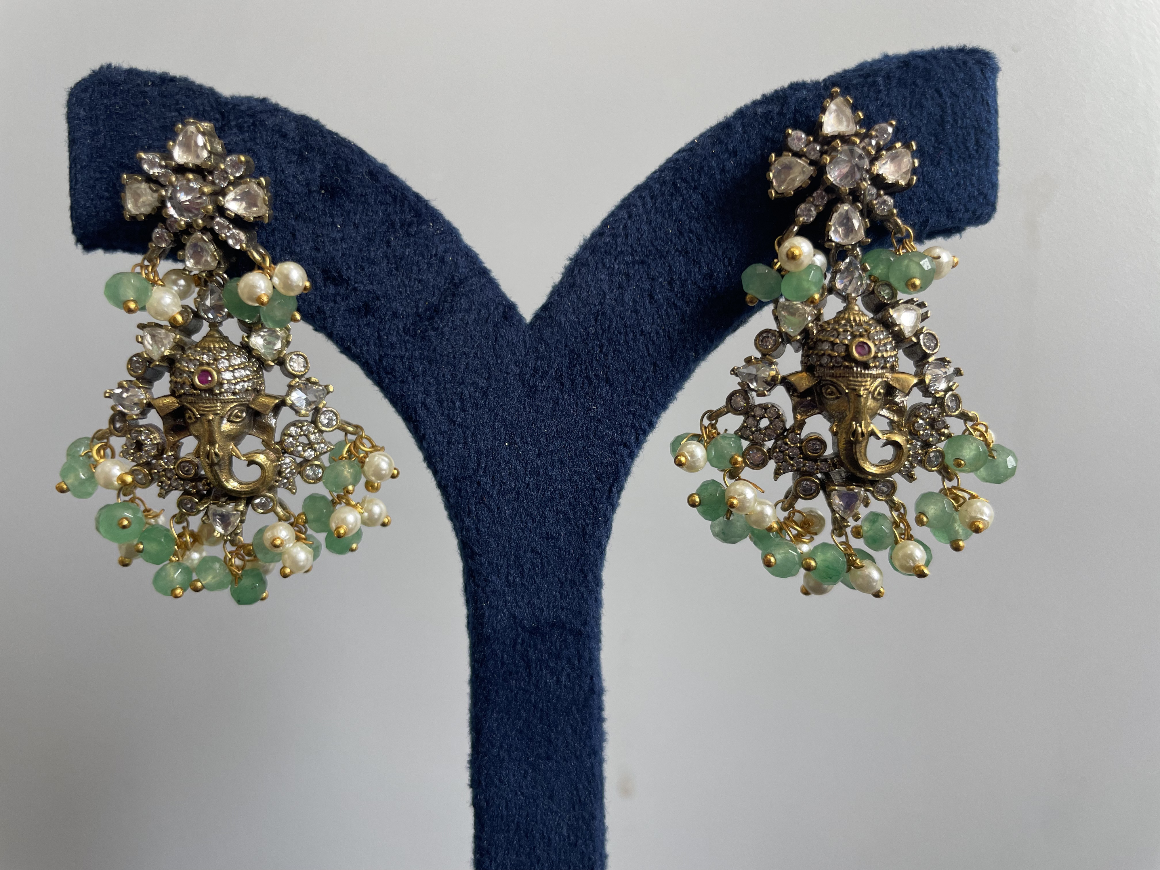 Elegant Victorian Kante set With ganesh Pendant And Earrings