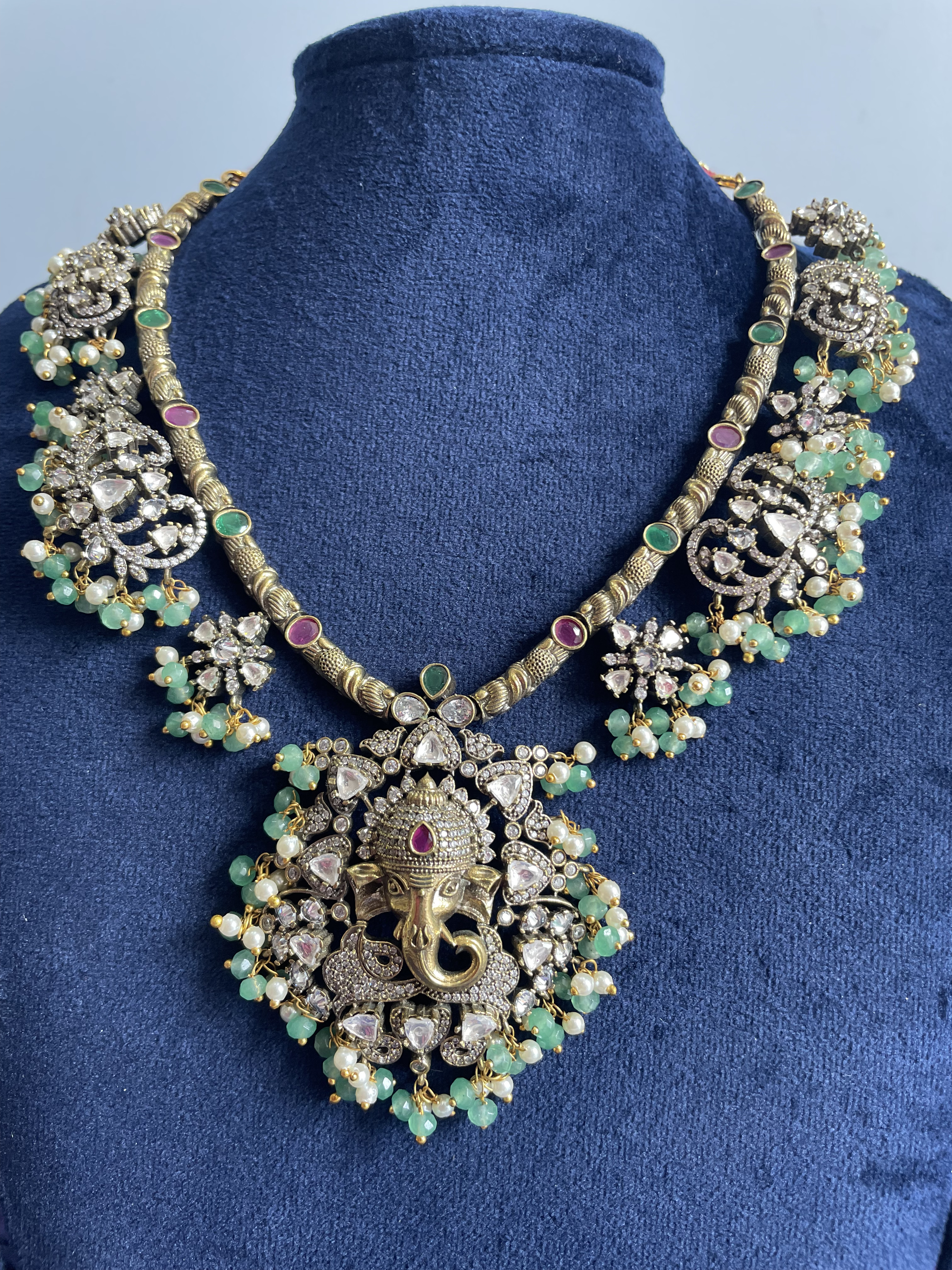 Elegant Victorian Kante set With ganesh Pendant And Earrings