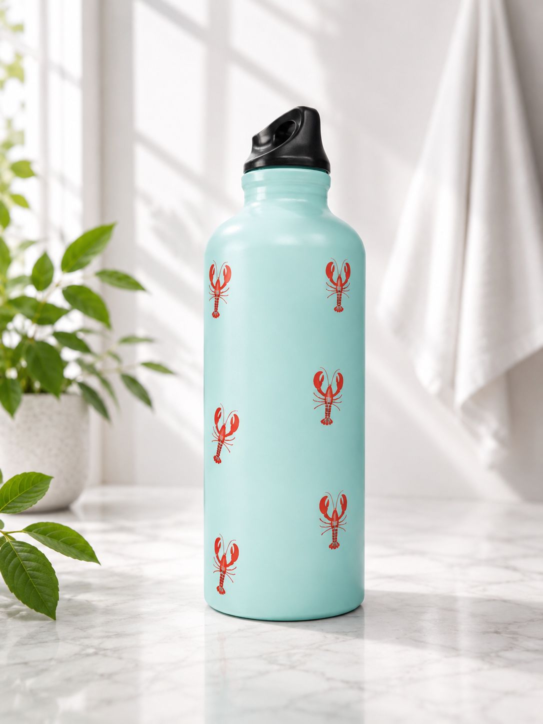 Botella de agua turquesa con langostas