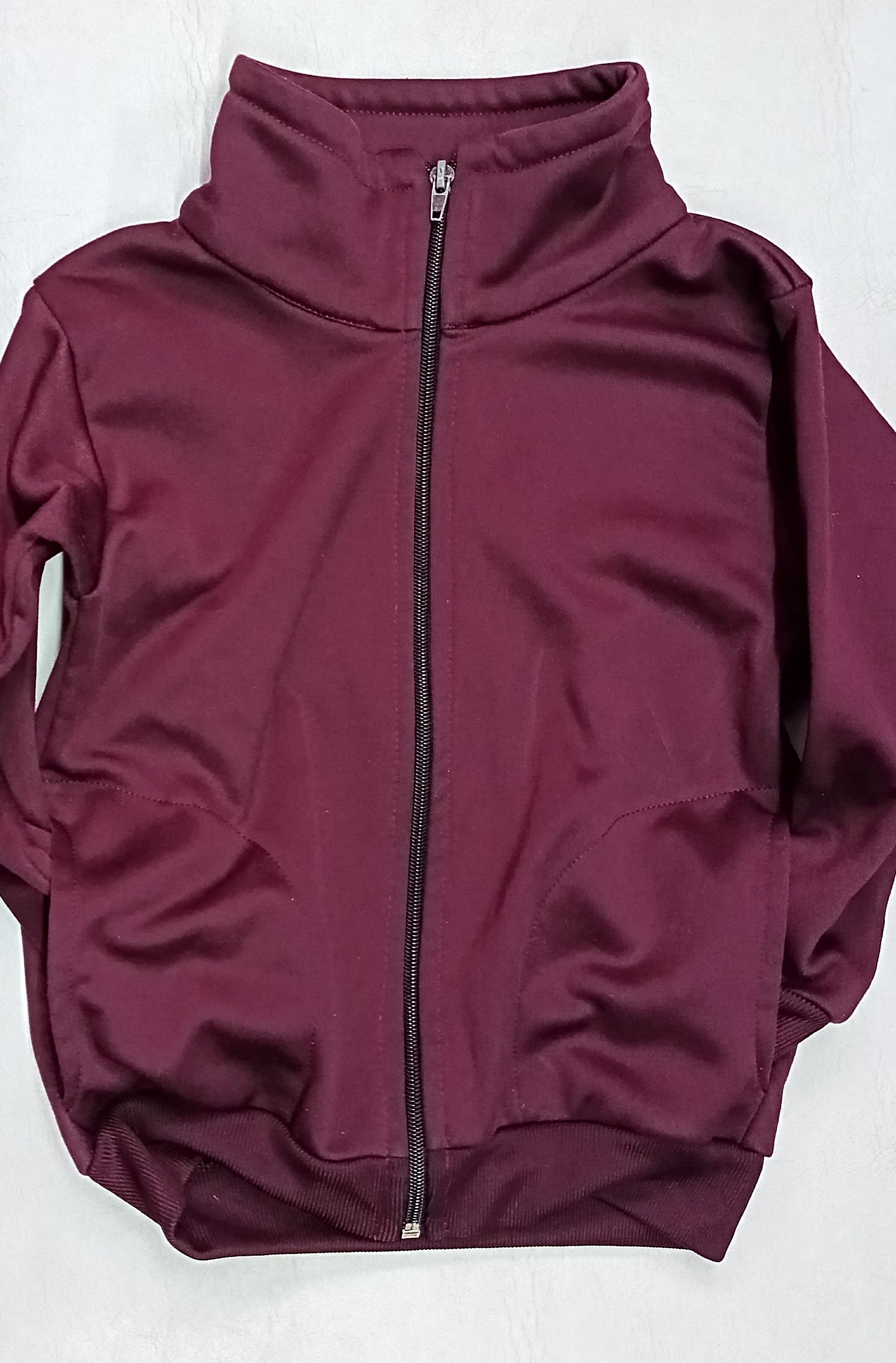 Campera deportiva bordó