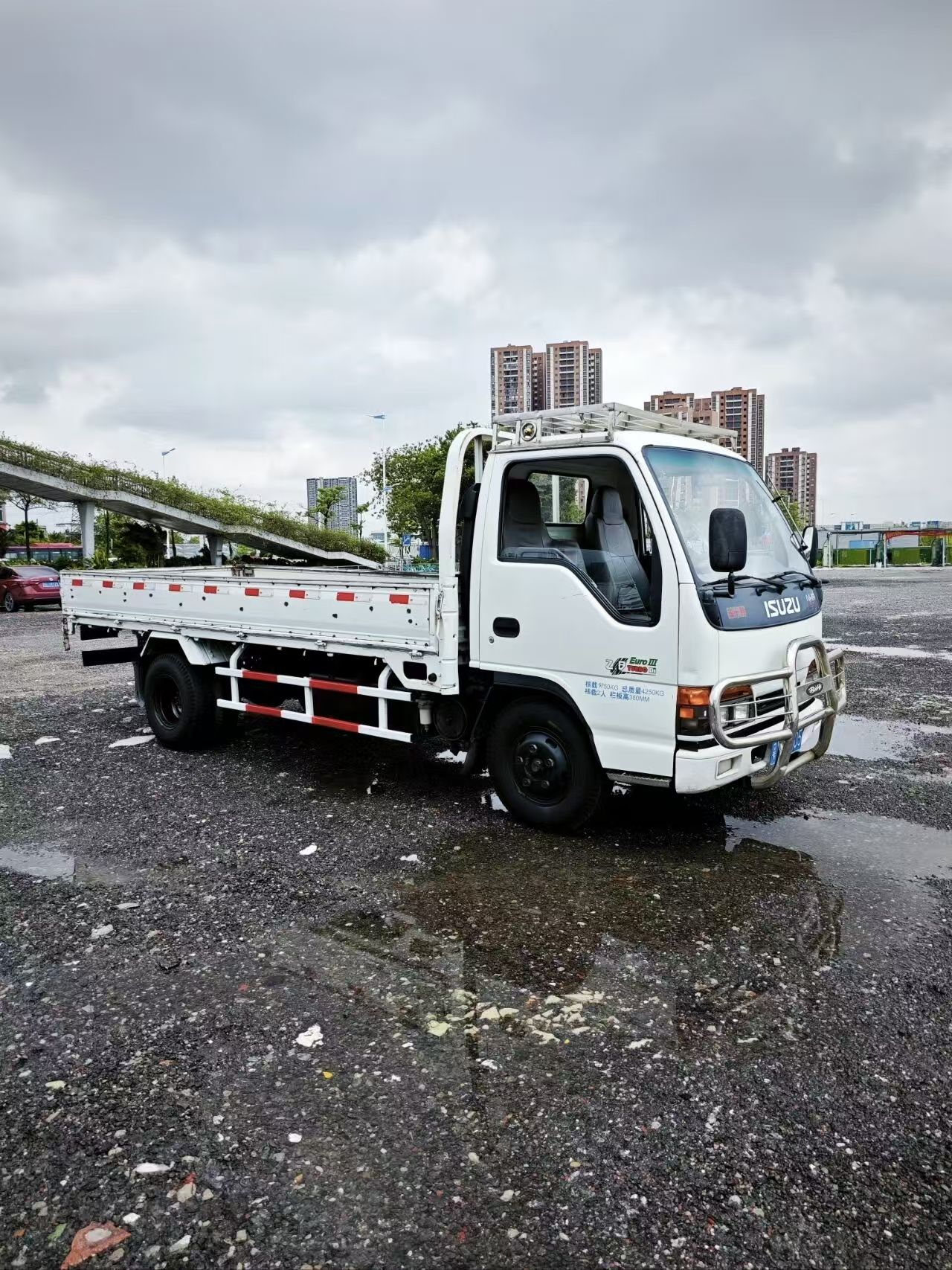 2013 ISUZU NKR Truck