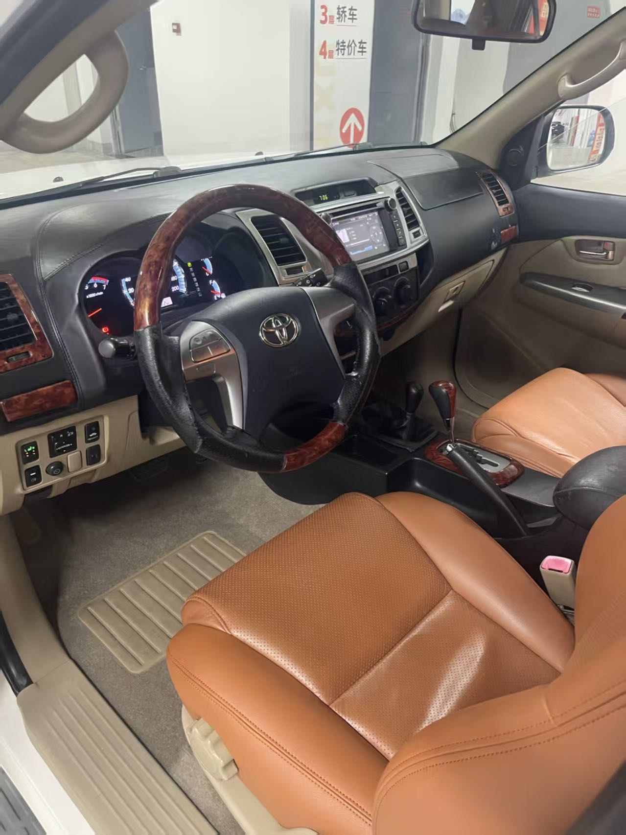 Toyota Fortuner 2.7L 4WD 2014