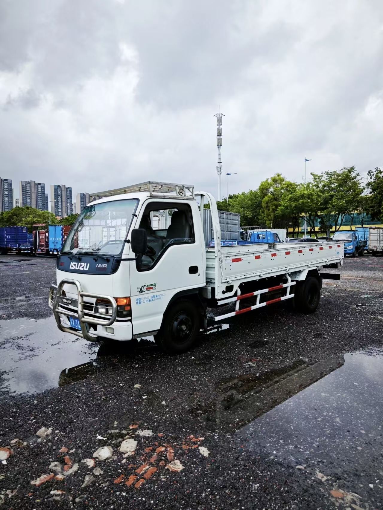 2013 ISUZU NKR Truck