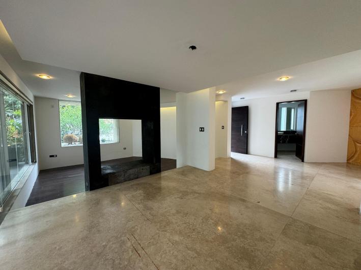 Amplia Casa en Venta en La Vista Country Club con 5 Recámaras