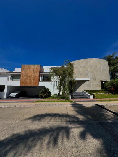Amplia Casa en Venta en La Vista Country Club con 5 Recámaras