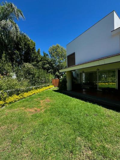 Amplia Casa en Venta en La Vista Country Club con 5 Recámaras