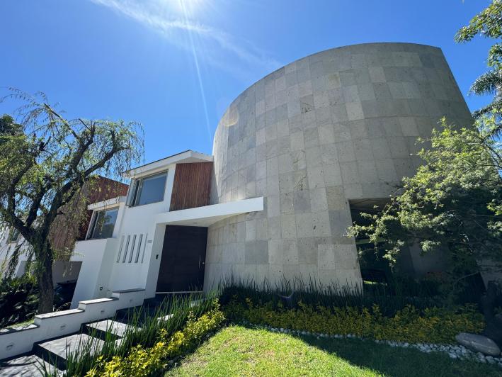 Amplia Casa en Venta en La Vista Country Club con 5 Recámaras