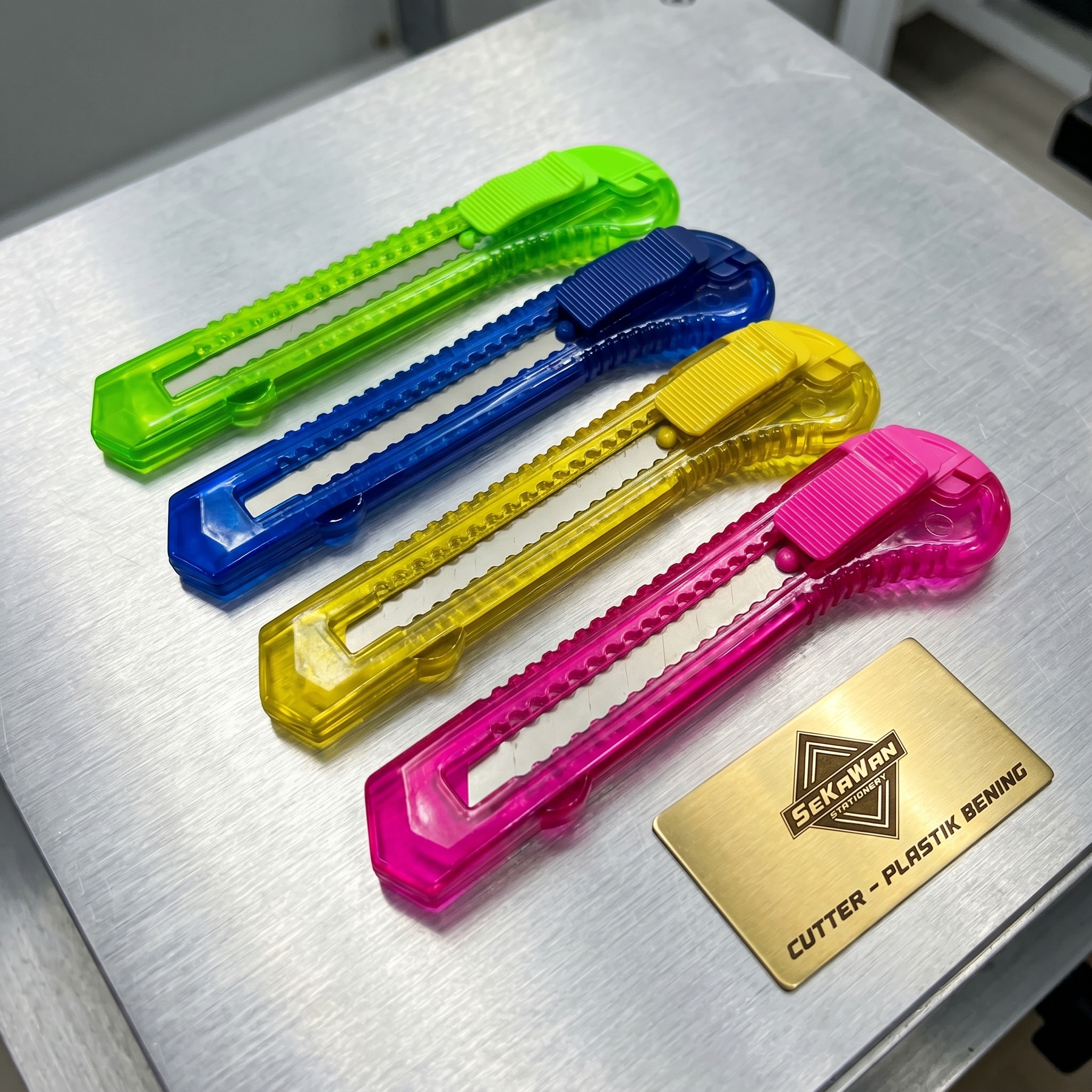Cutter Plastik Evata Anti Pecah L-150 - Kater Serbaguna 18mm Tajam - Cutter Bening & Doff Warna-Warni Random