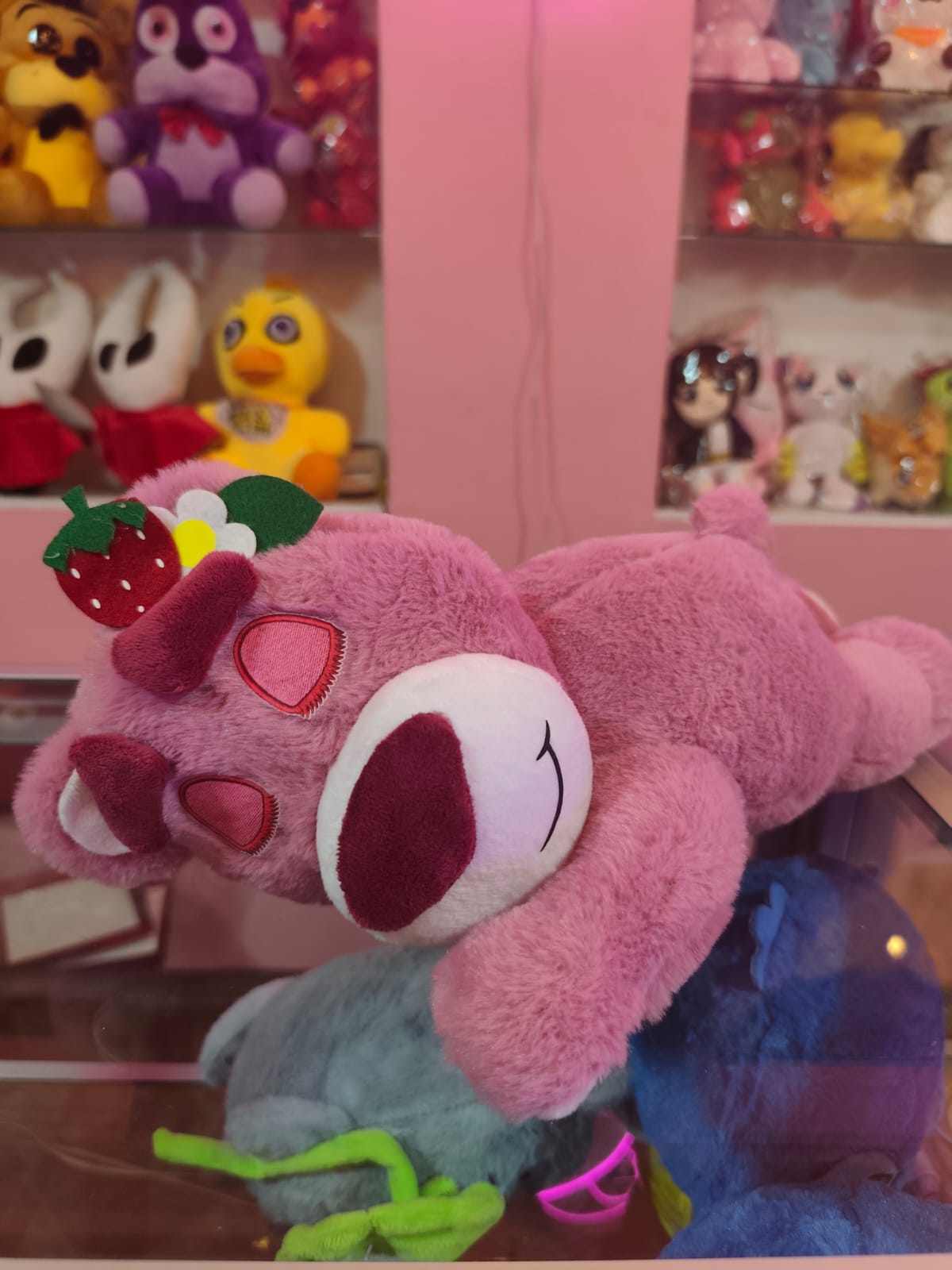 Peluche lotso acostado
