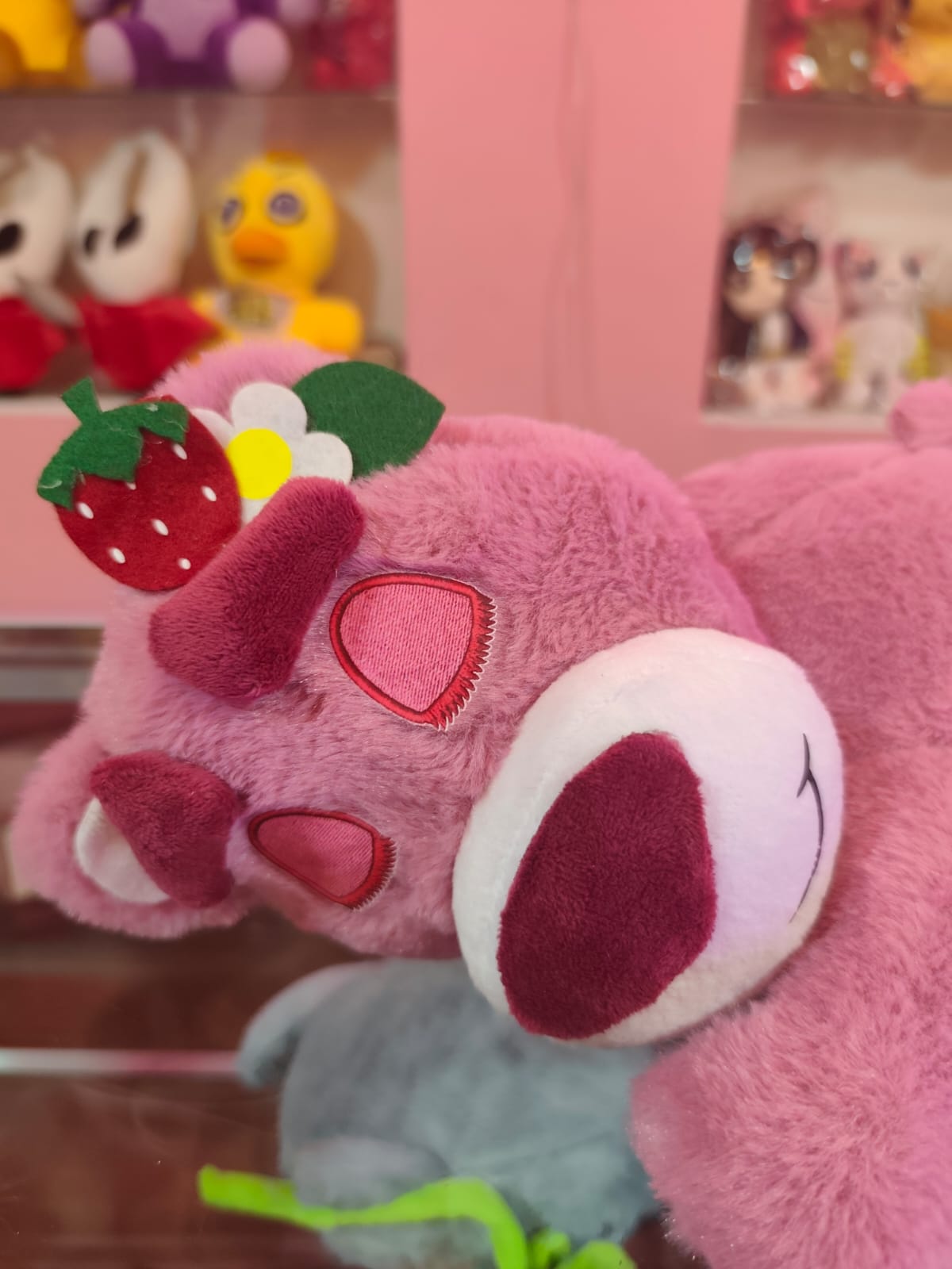 Peluche lotso acostado