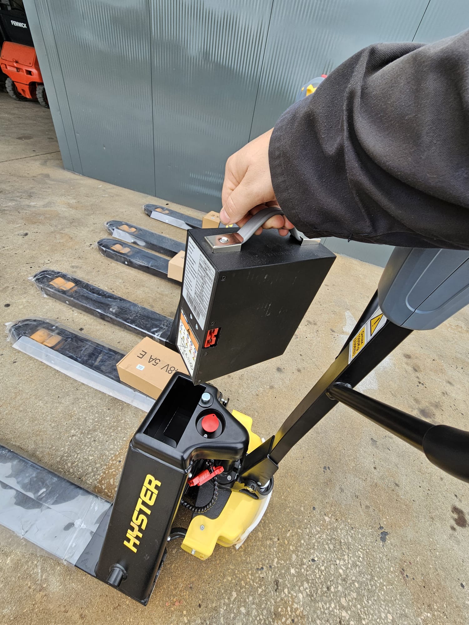 Porta-Paletes Elétrico 1500kg Hyster