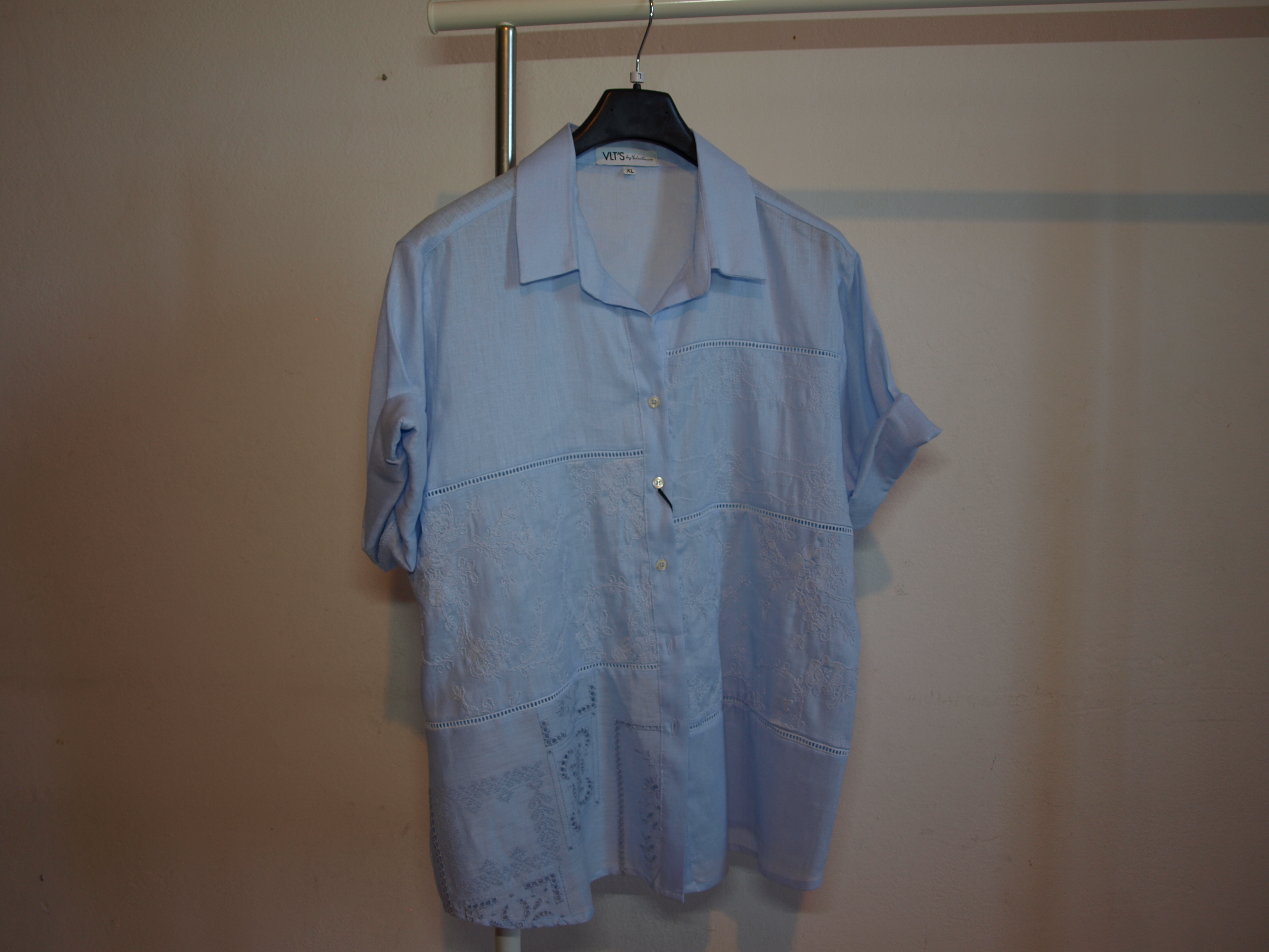 CAMICIA DI LINO CON RICAMI