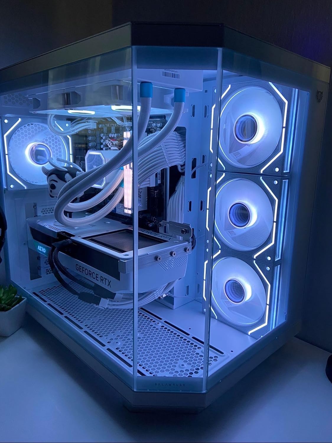 Ren-Tech Pc Gamer RTX 5060 Ti 8 GB Blanca Ryzen 7 5700 Enfriamiento Líquido 64gb RAM 1 TB NVME SSD