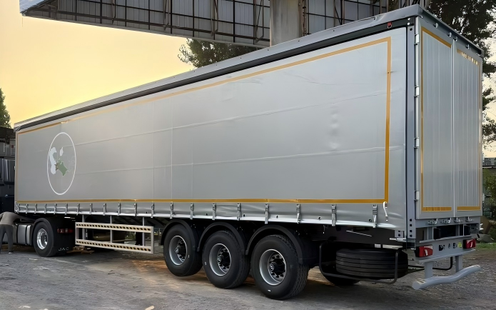 侧帘式半挂 Curtain-side semi-trailer