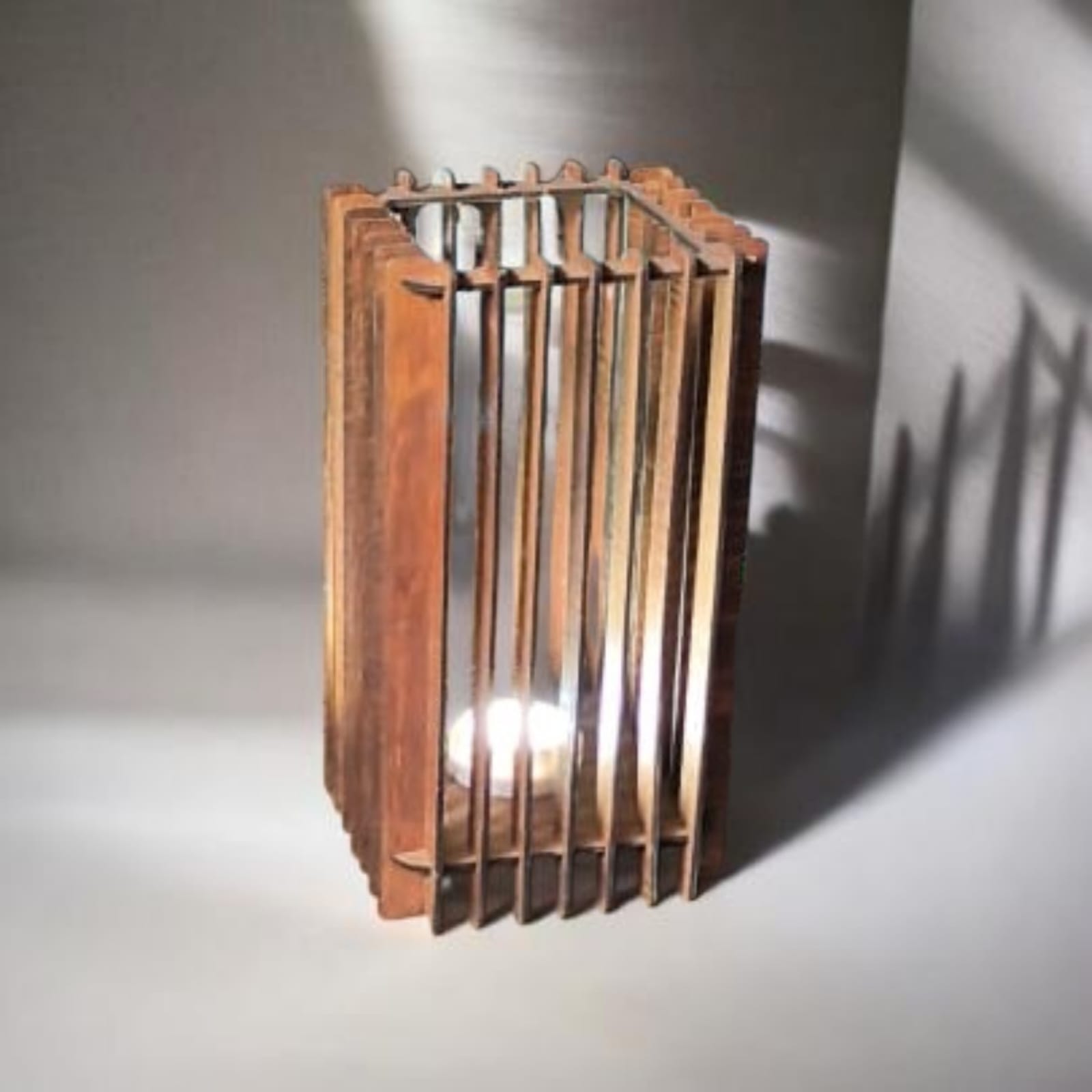 Lámpara de mesa de madera