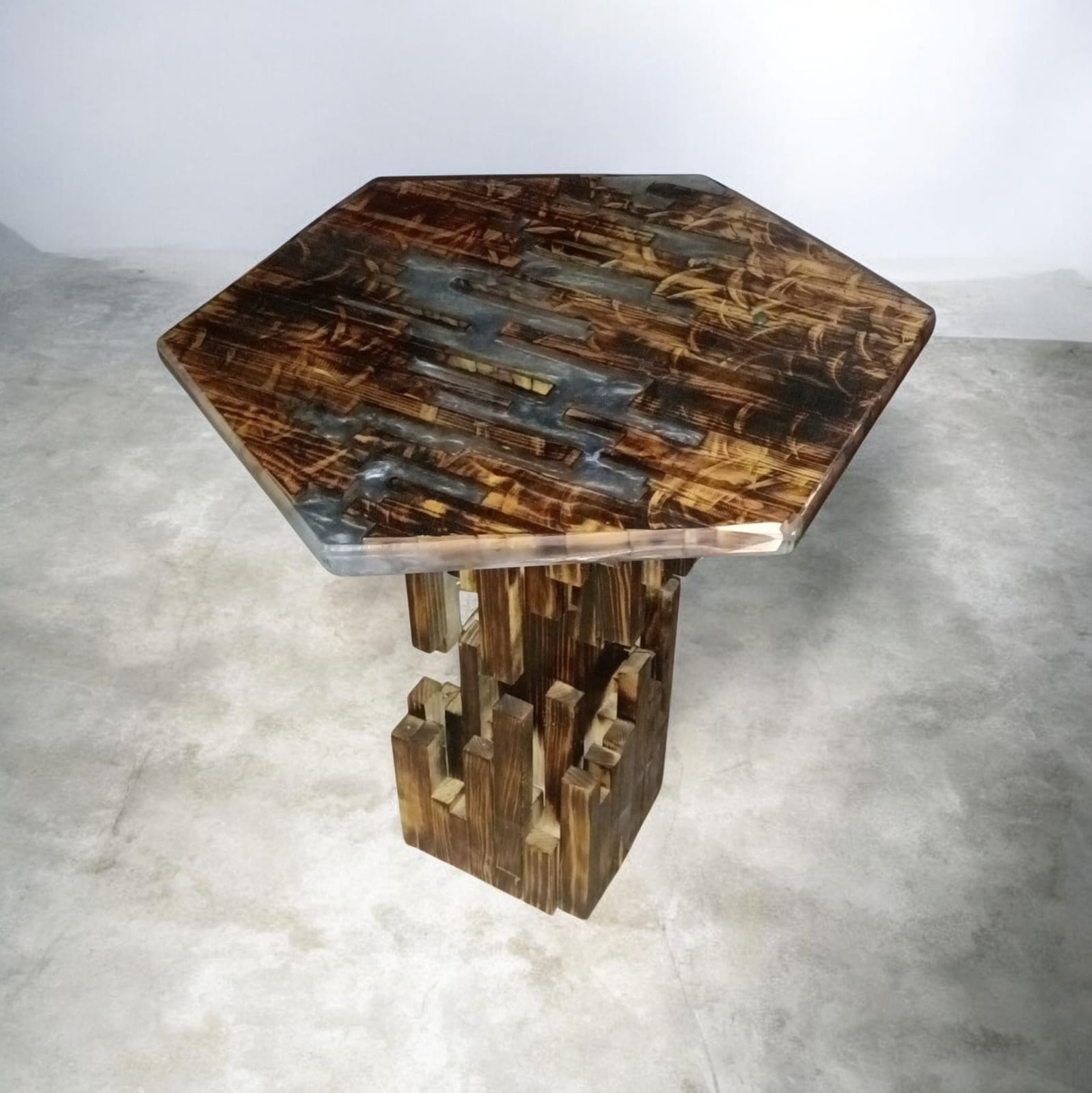 Mesa hexagonal de resina y madera