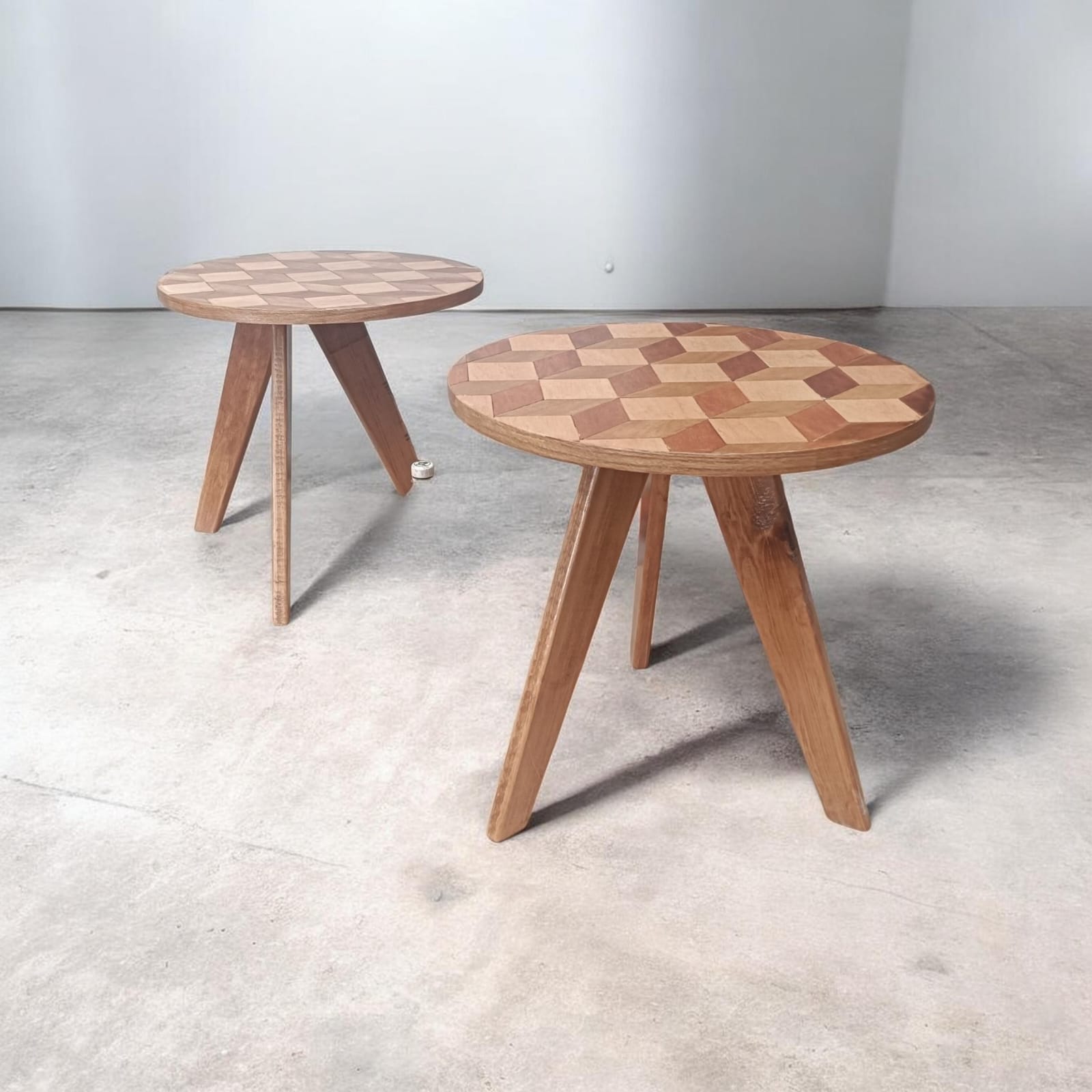 Mesa auxiliar de madera geométrica