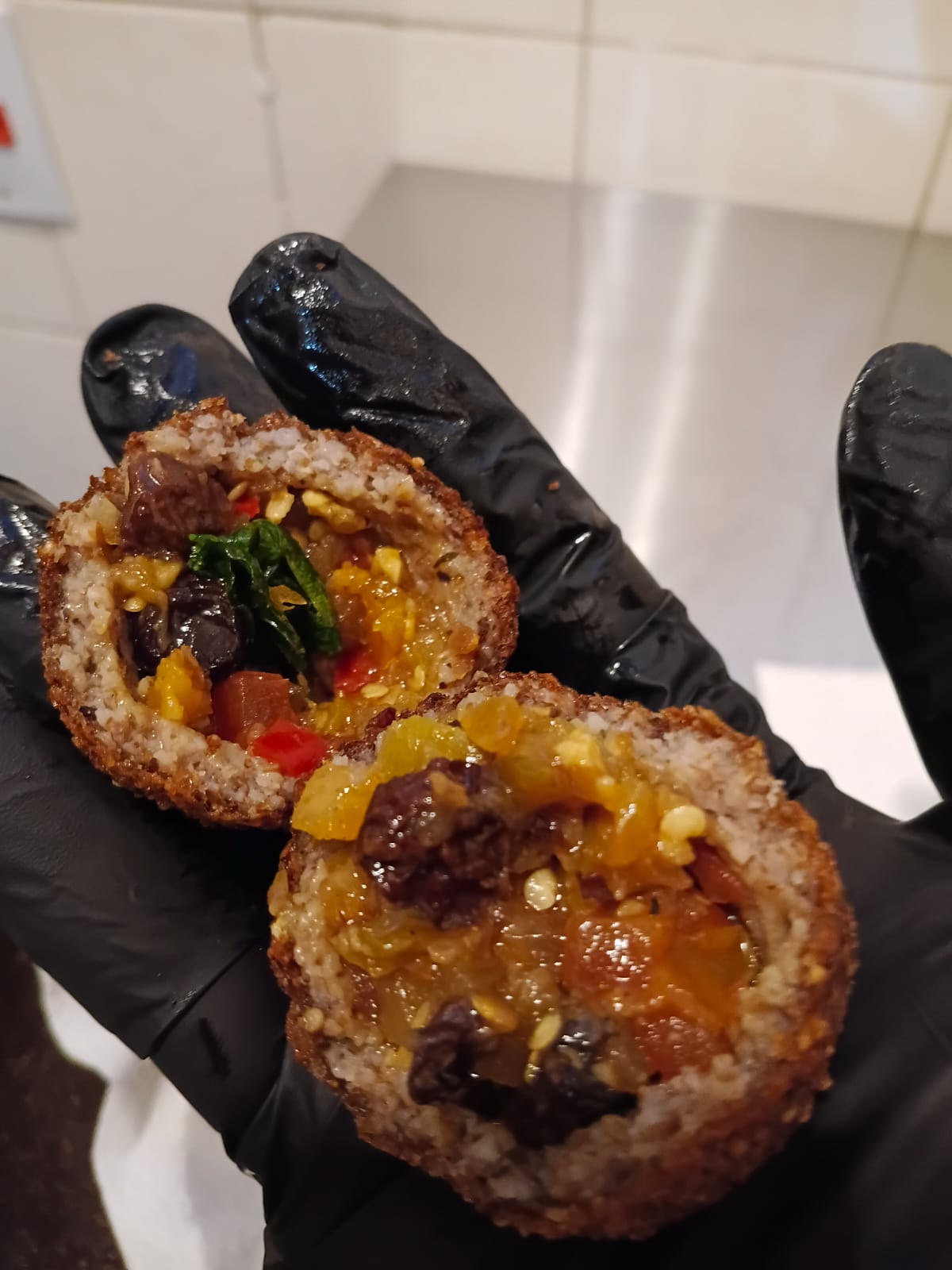 Kibe crocante recheado com antepasto de berinjela 