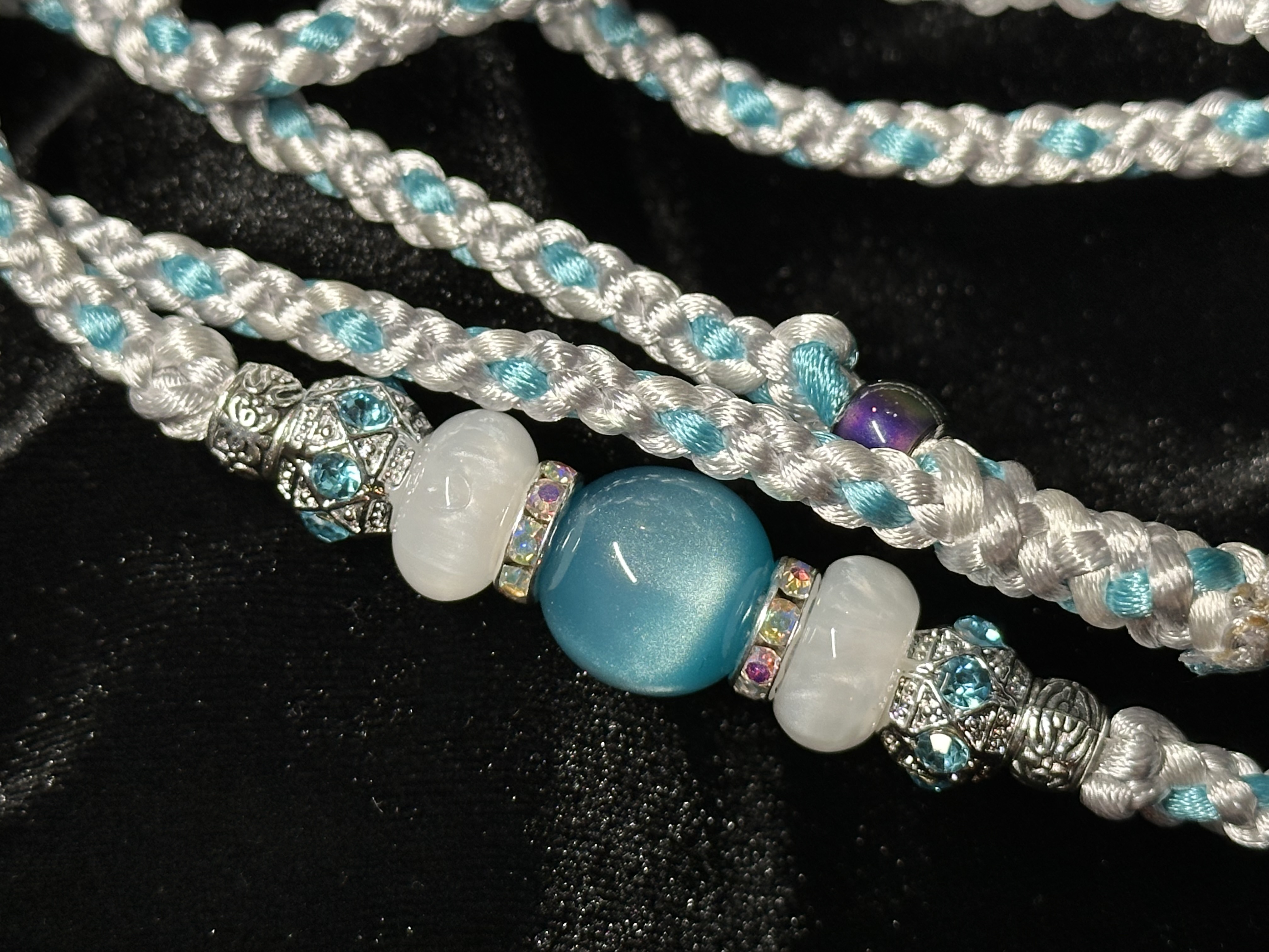 Caribbean Silver, White and Teal Braided Show Lead With Bead Cluster - 27 Inches