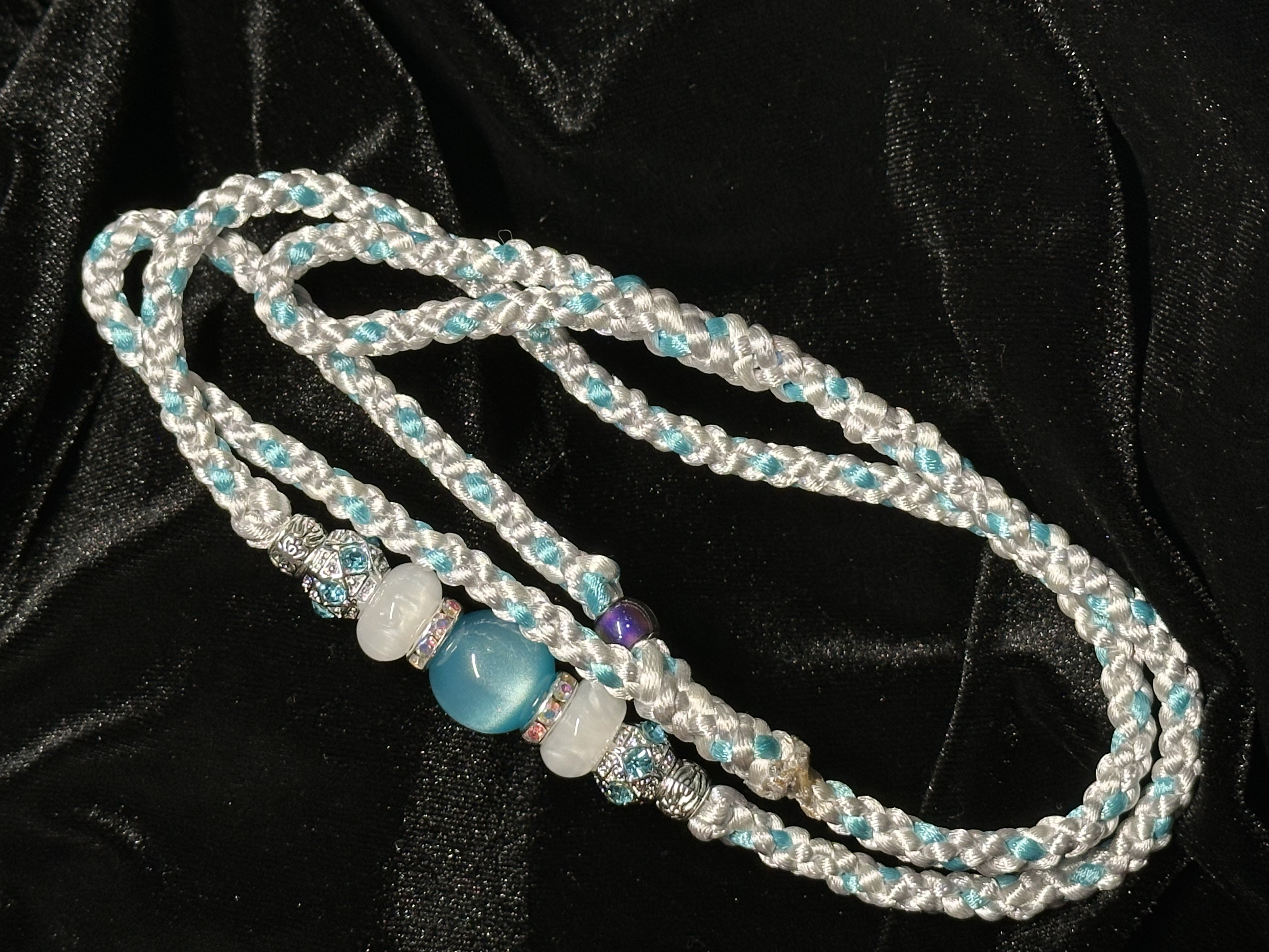 Caribbean Silver, White and Teal Braided Show Lead With Bead Cluster - 27 Inches