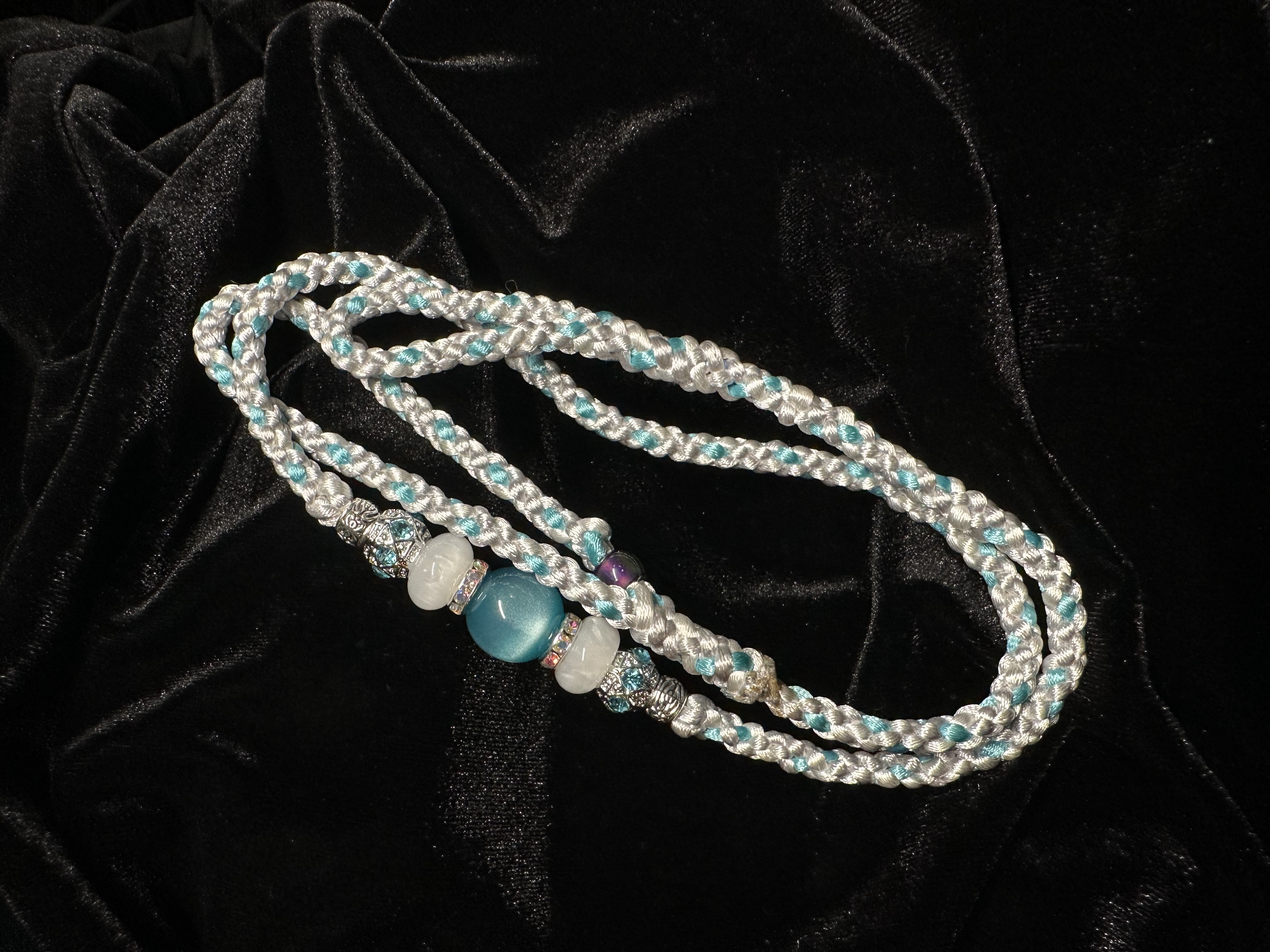 Caribbean Silver, White and Teal Braided Show Lead With Bead Cluster - 27 Inches