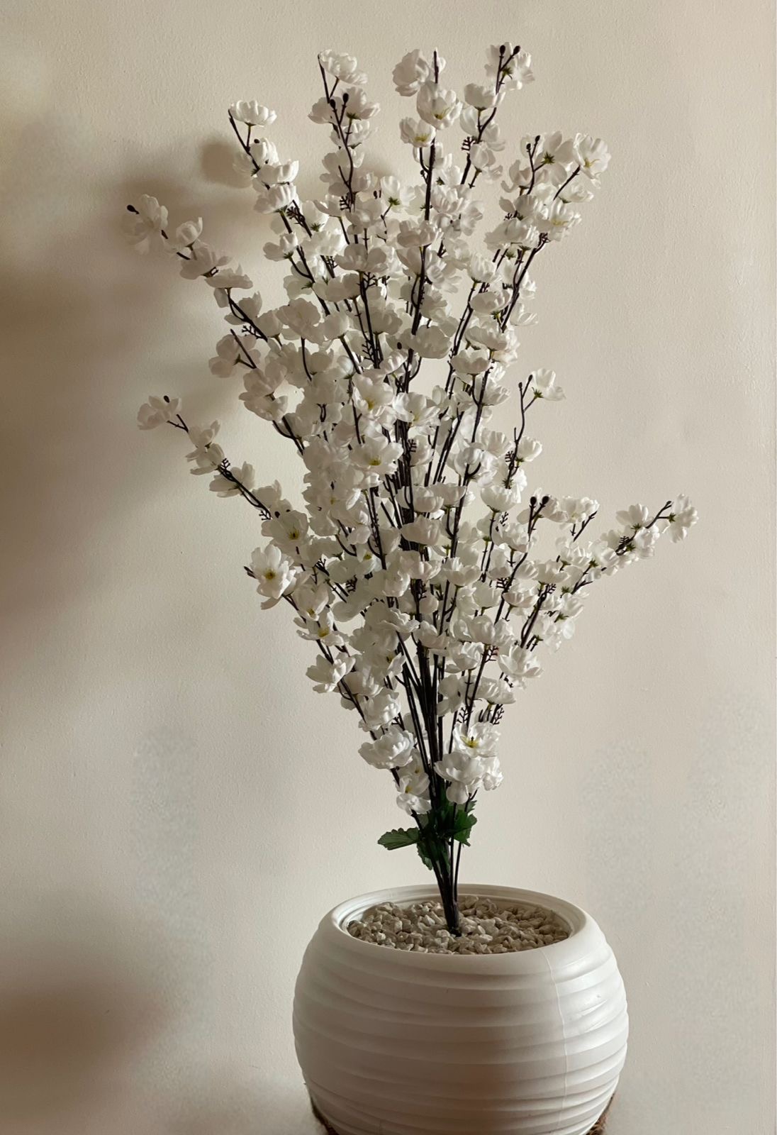 Fleur en plastique blanc