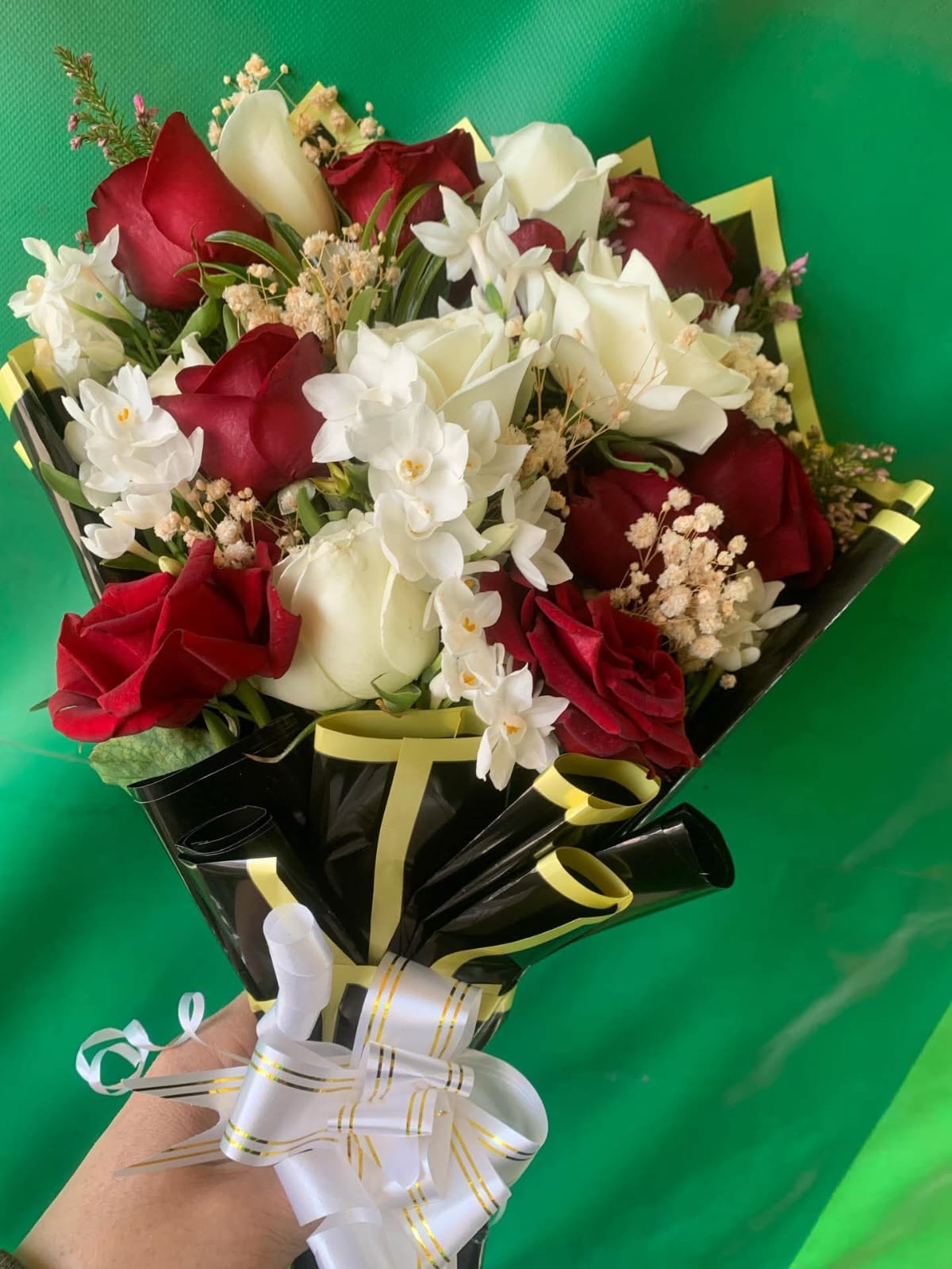 Bouquet de roses naturelles blanc et rouge