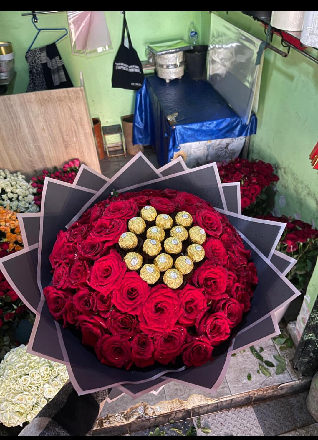 Un bouquet de roses avec des chocolats